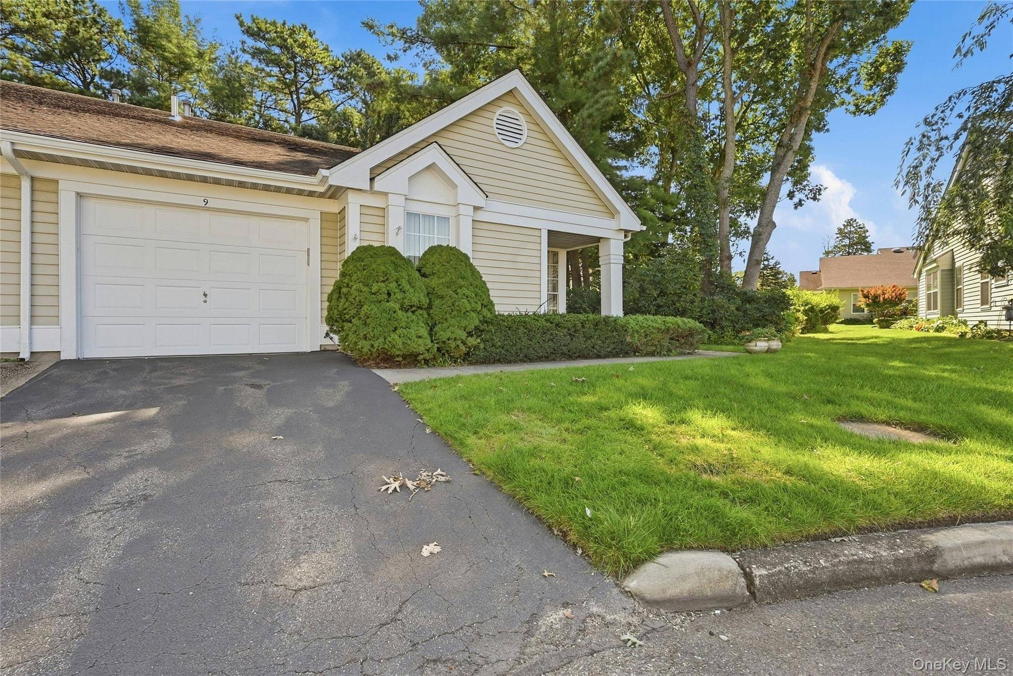 9 Oakdale CT, Ridge, NY 11961