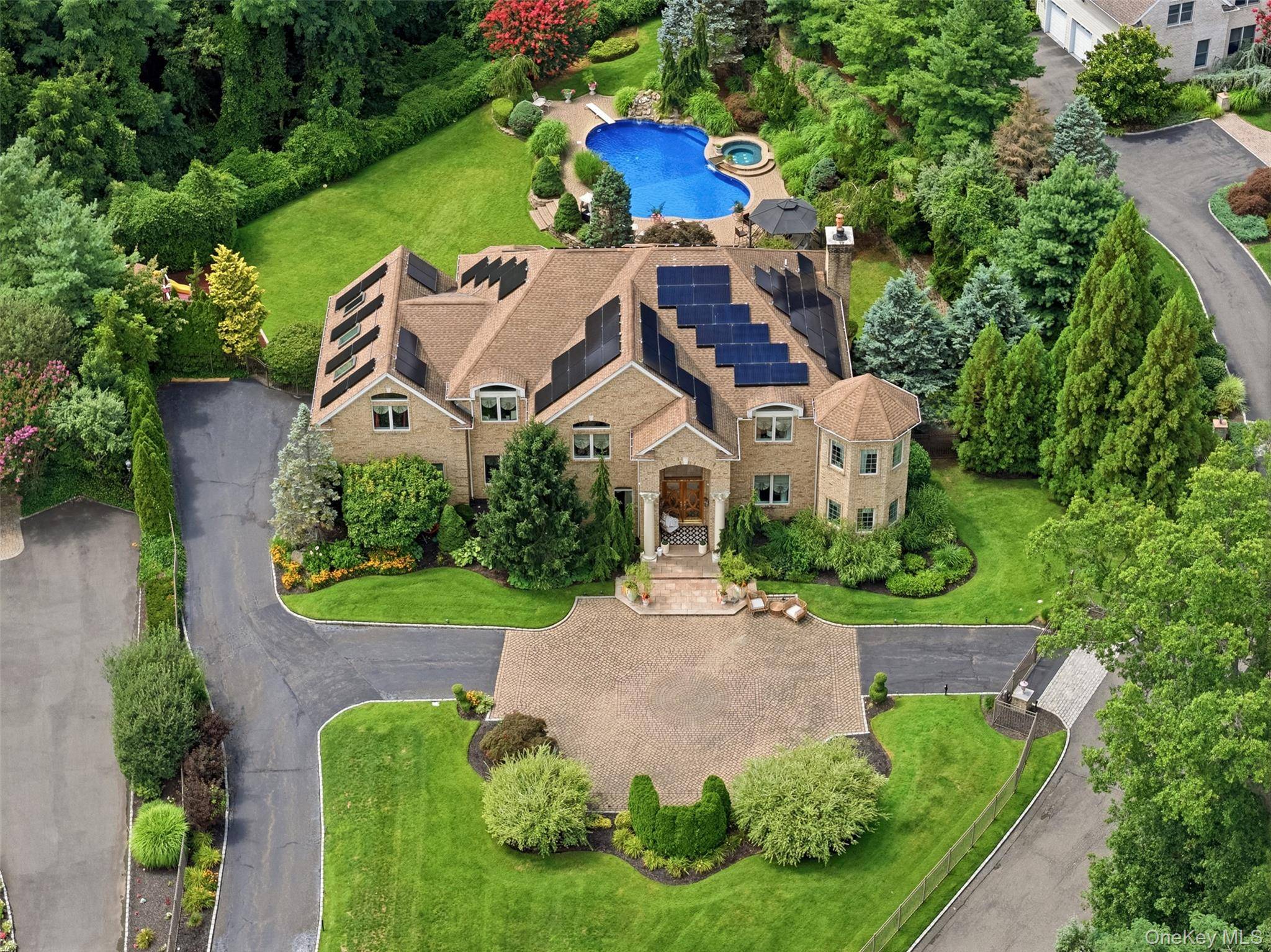 15 Peppermill LN, Dix Hills, NY 11746