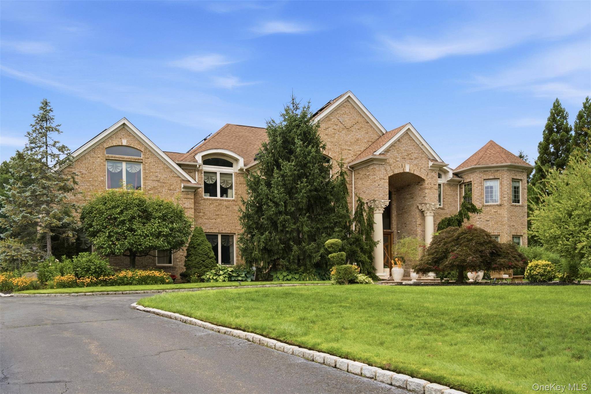 15 Peppermill LN, Dix Hills, NY 11746