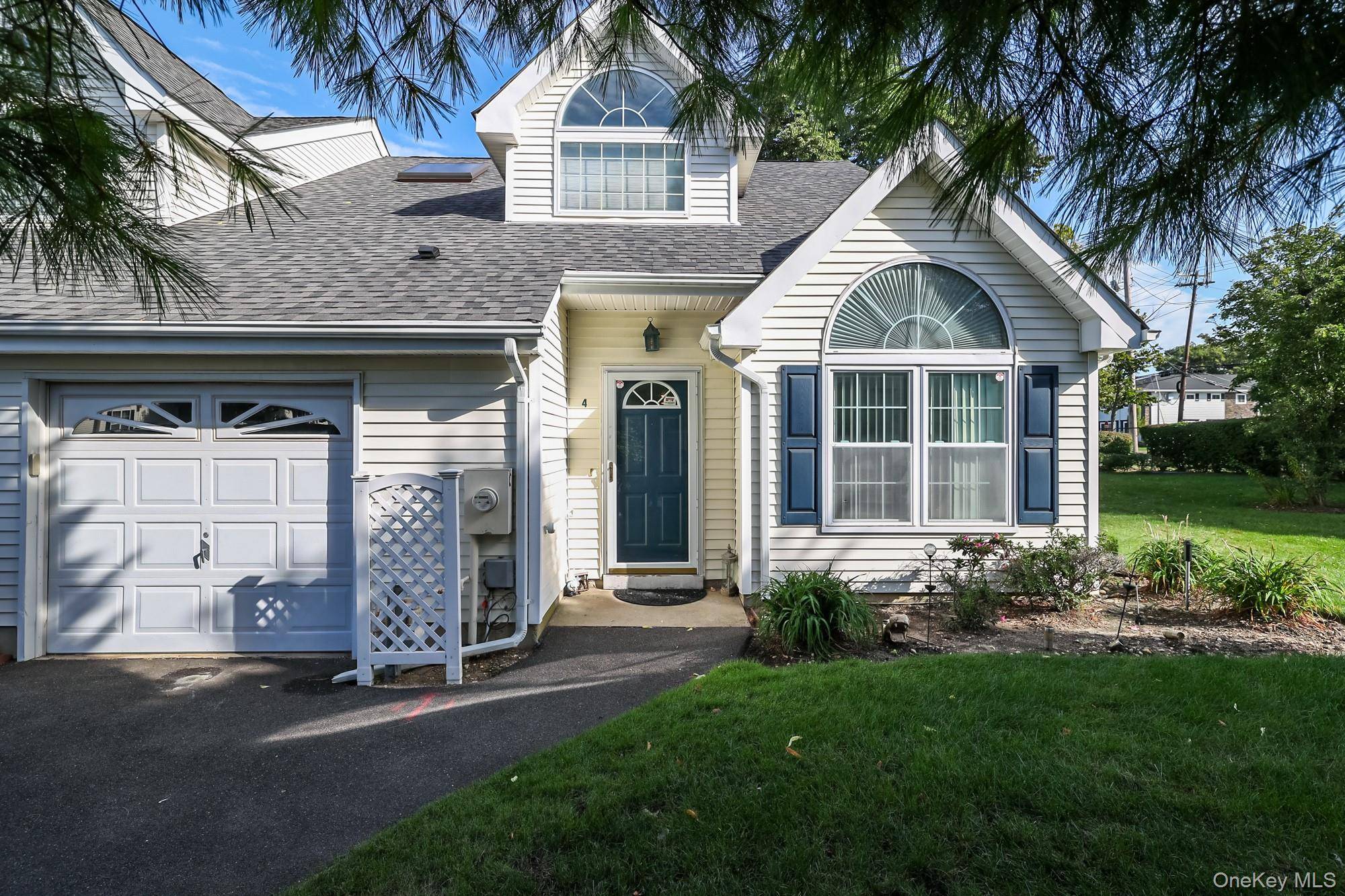 4 Joyces WAY, Bay Shore, NY 11706