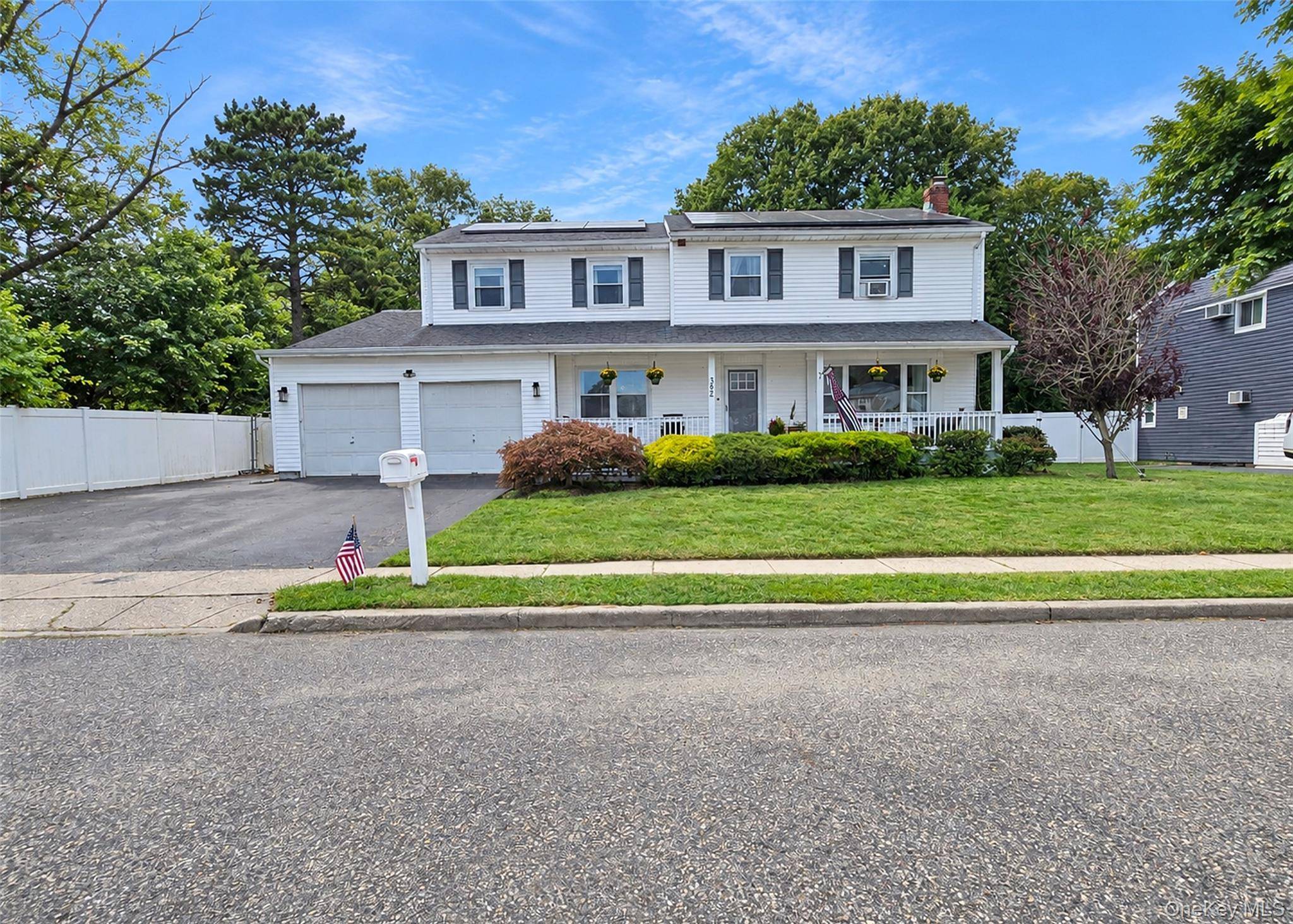 362 Singingwood DR, Holbrook, NY 11741