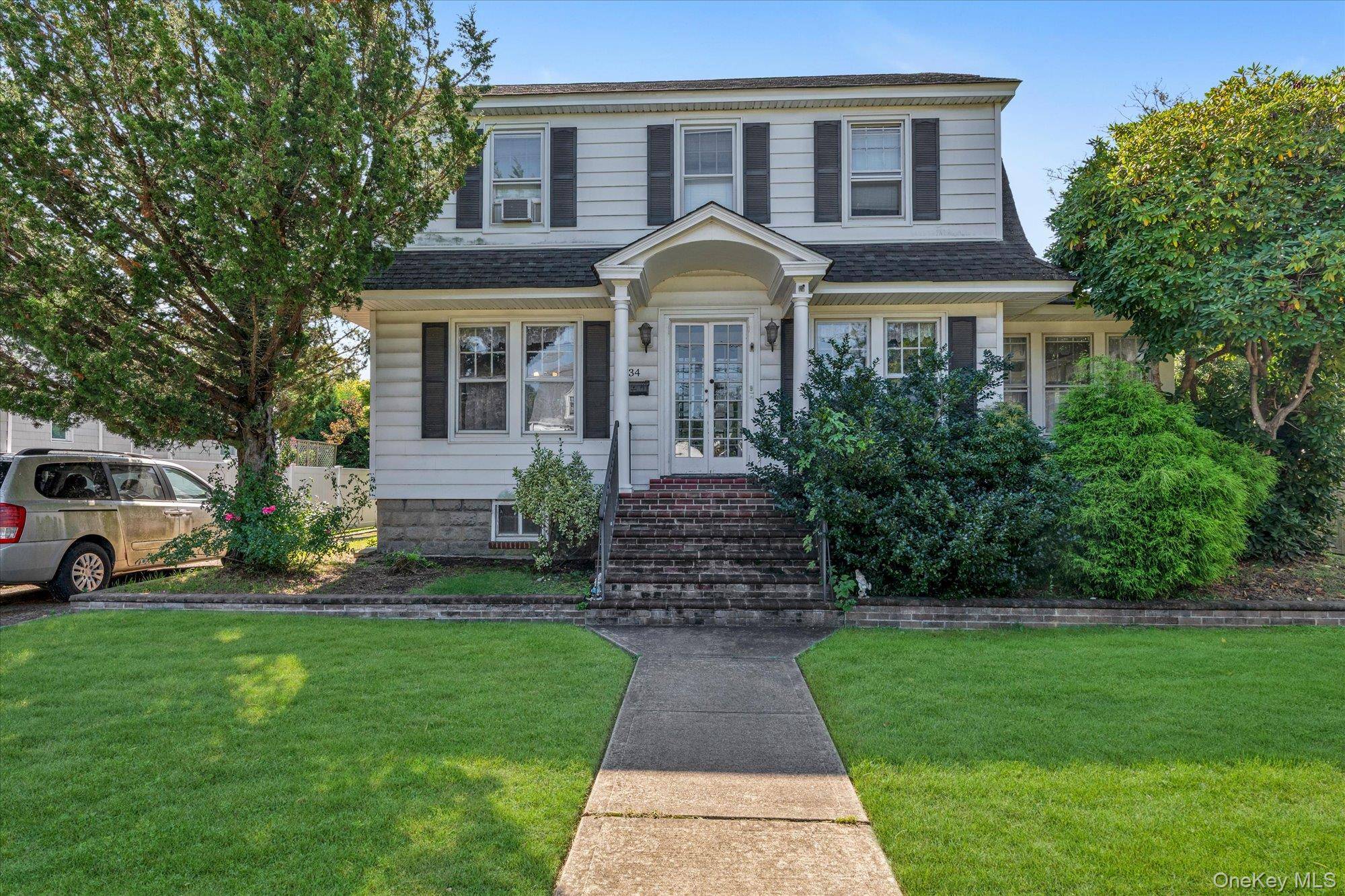 34 Kingsland PL, Babylon, NY 11702