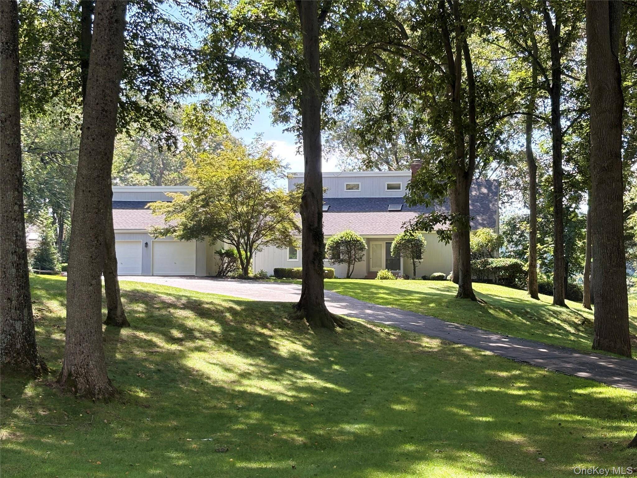 1 Pine PT, Lloyd Harbor, NY 11743