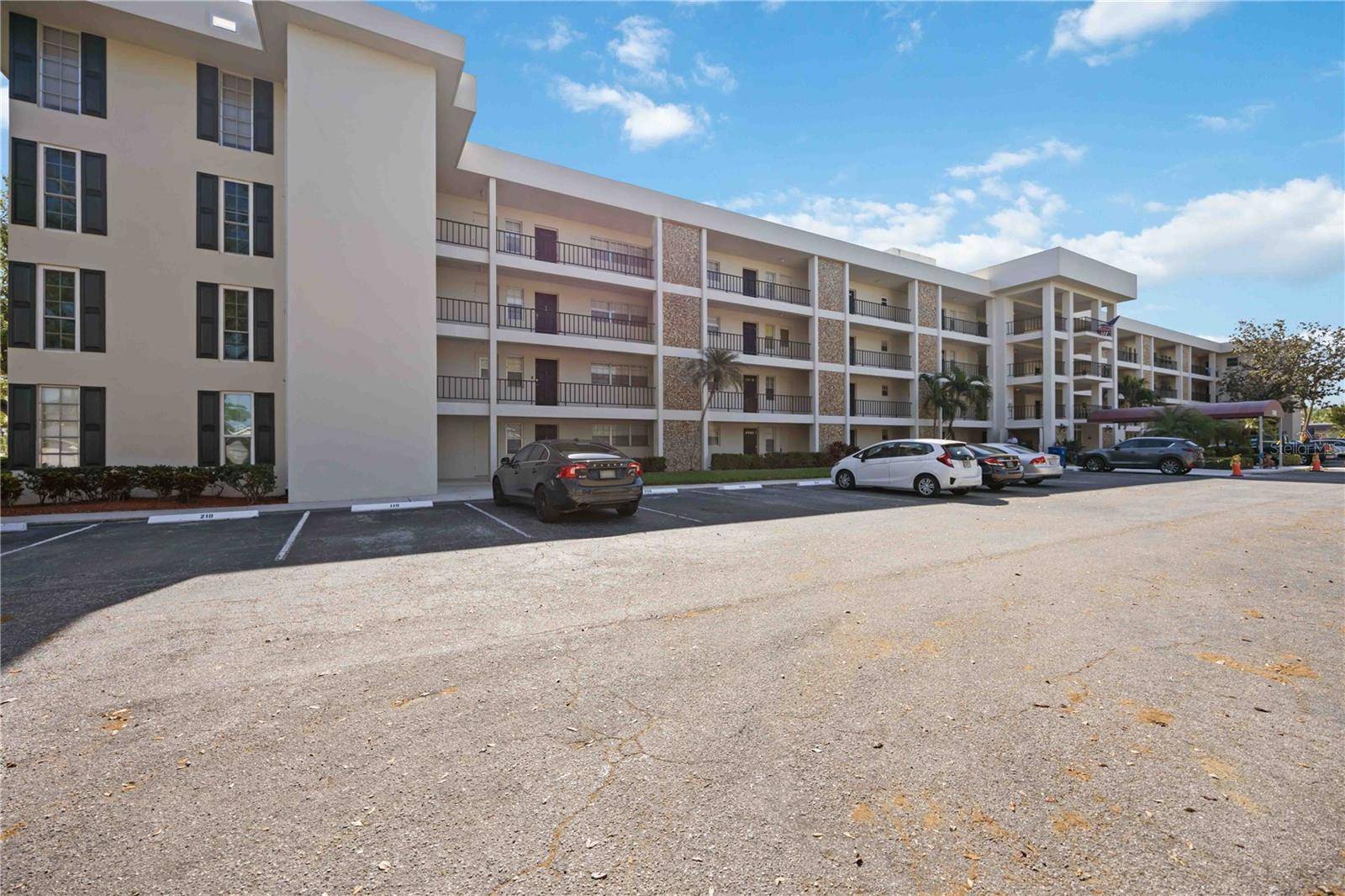 7461 W COUNTRY CLUB DR N #207, Sarasota, FL 34243