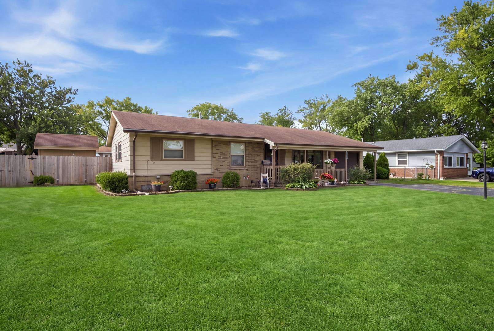 1231 Springdale LN, Elk Grove Village, IL 60007