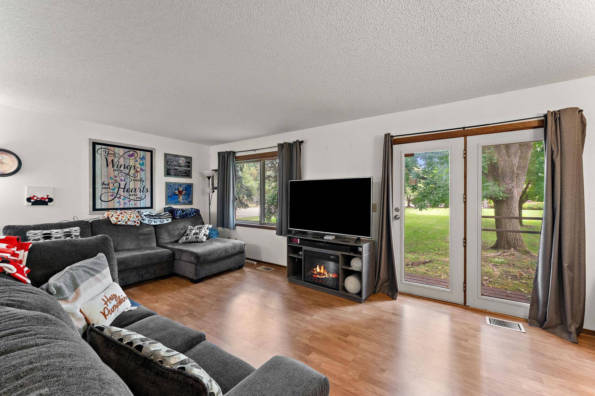 2460 Crestwood DR, North Saint Paul, MN 55109