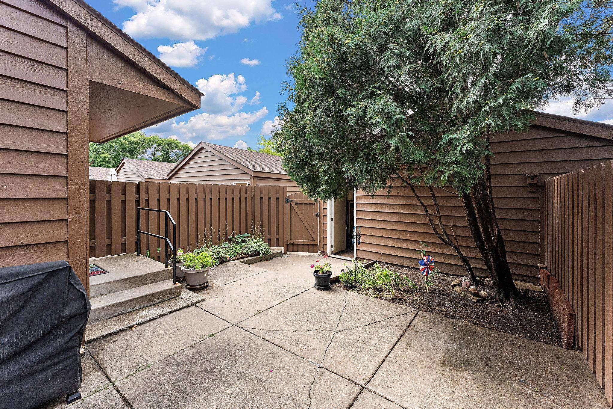 2460 Crestwood DR, North Saint Paul, MN 55109