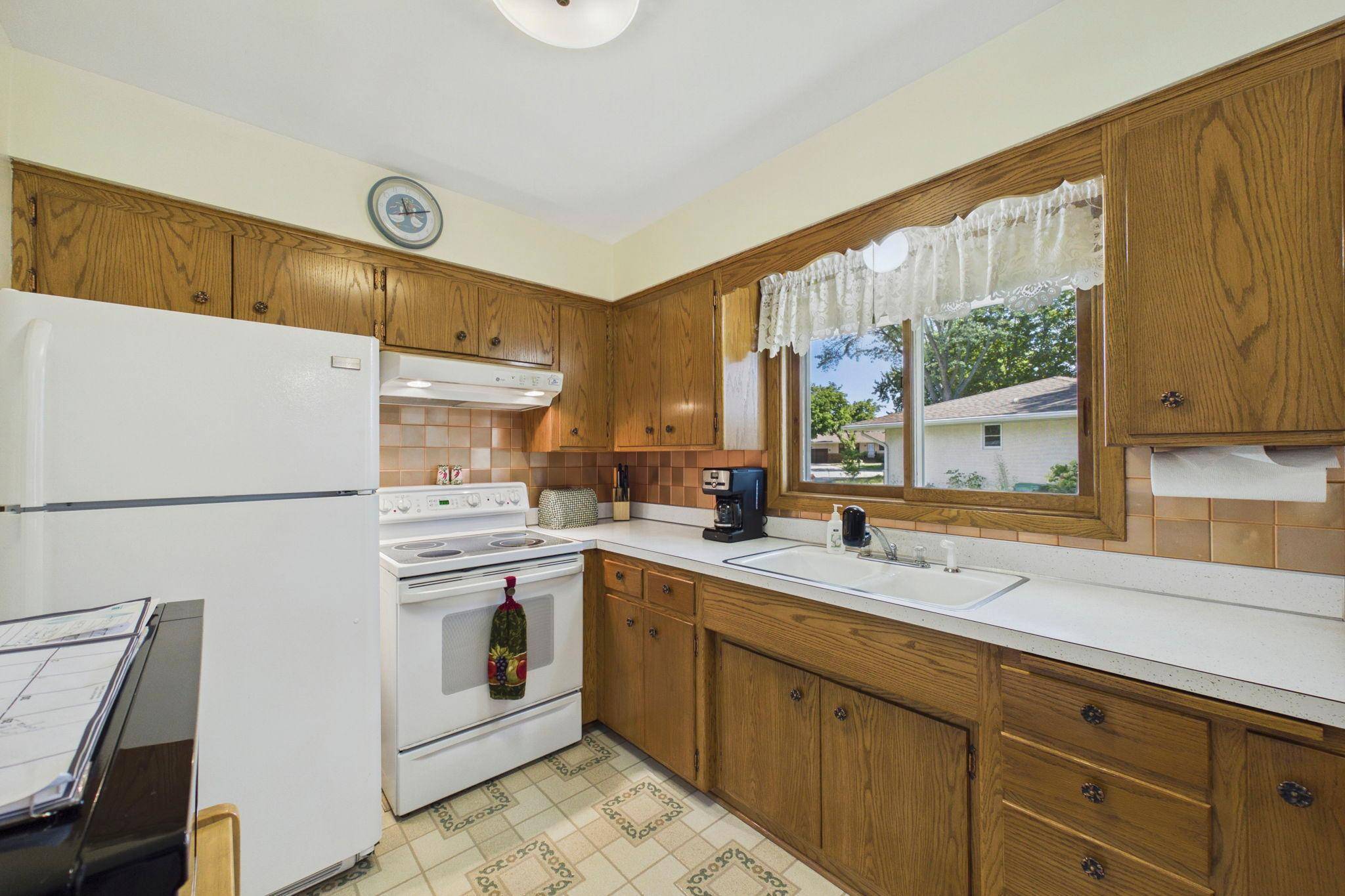 2364 Saint Albans ST N, Roseville, MN 55113
