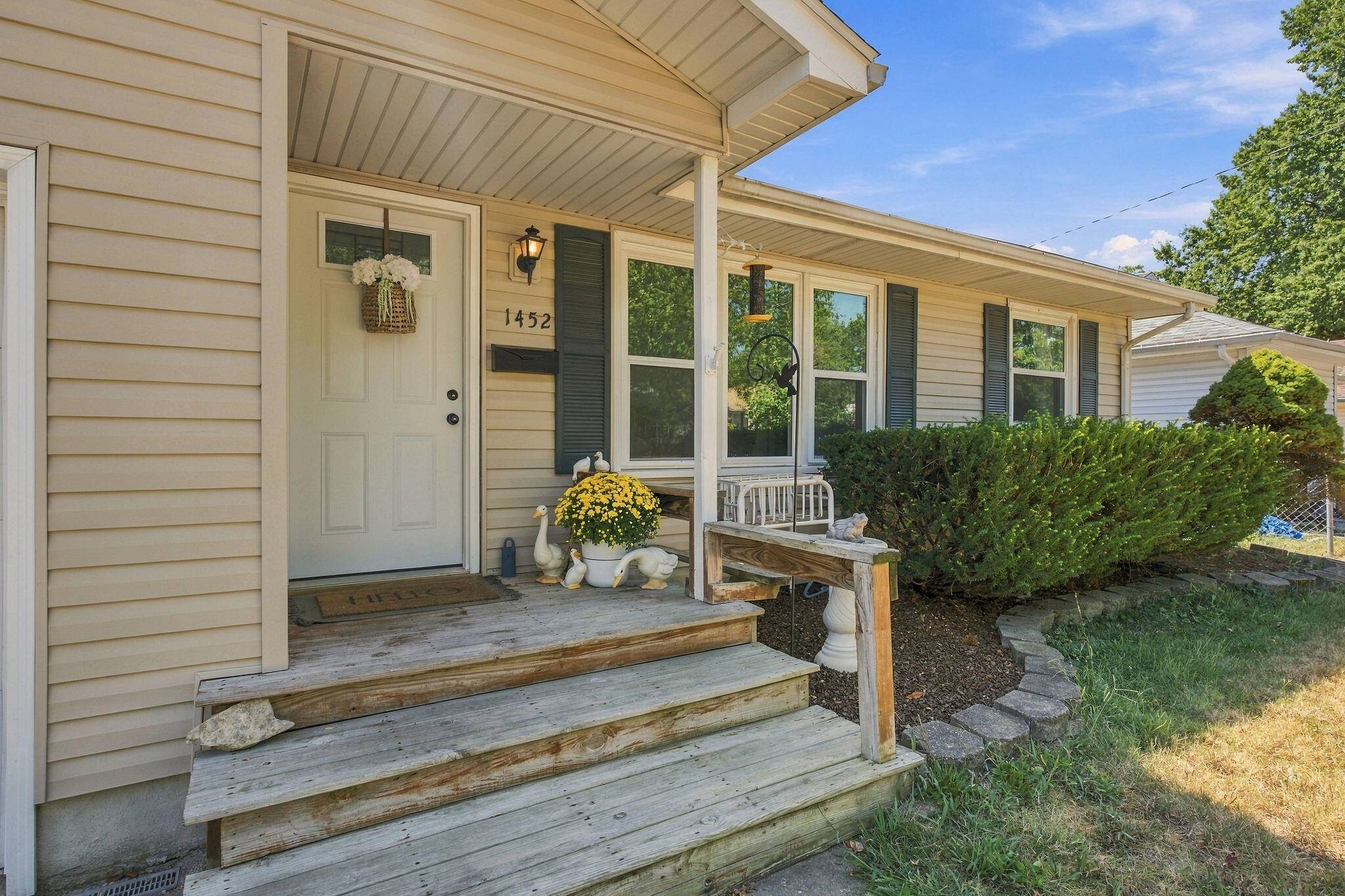 1452 E Lindberg ST, Springfield, MO 65804