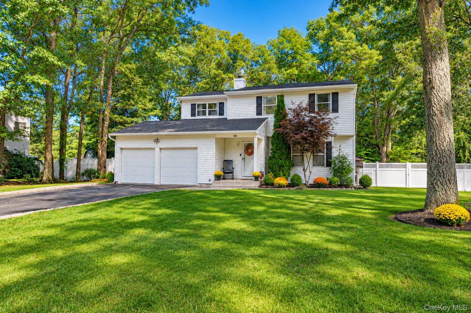40 Golf Club CIR, Manorville, NY 11949