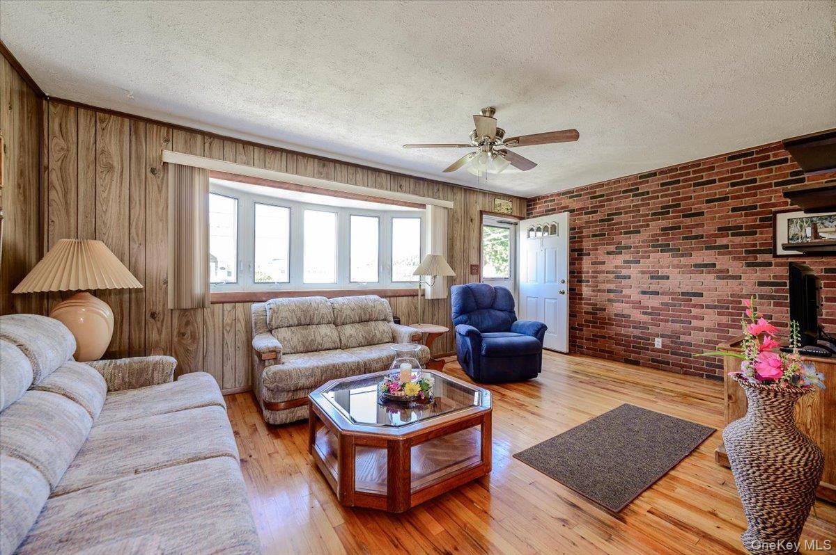 957 N Fulton AVE, Lindenhurst, NY 11757