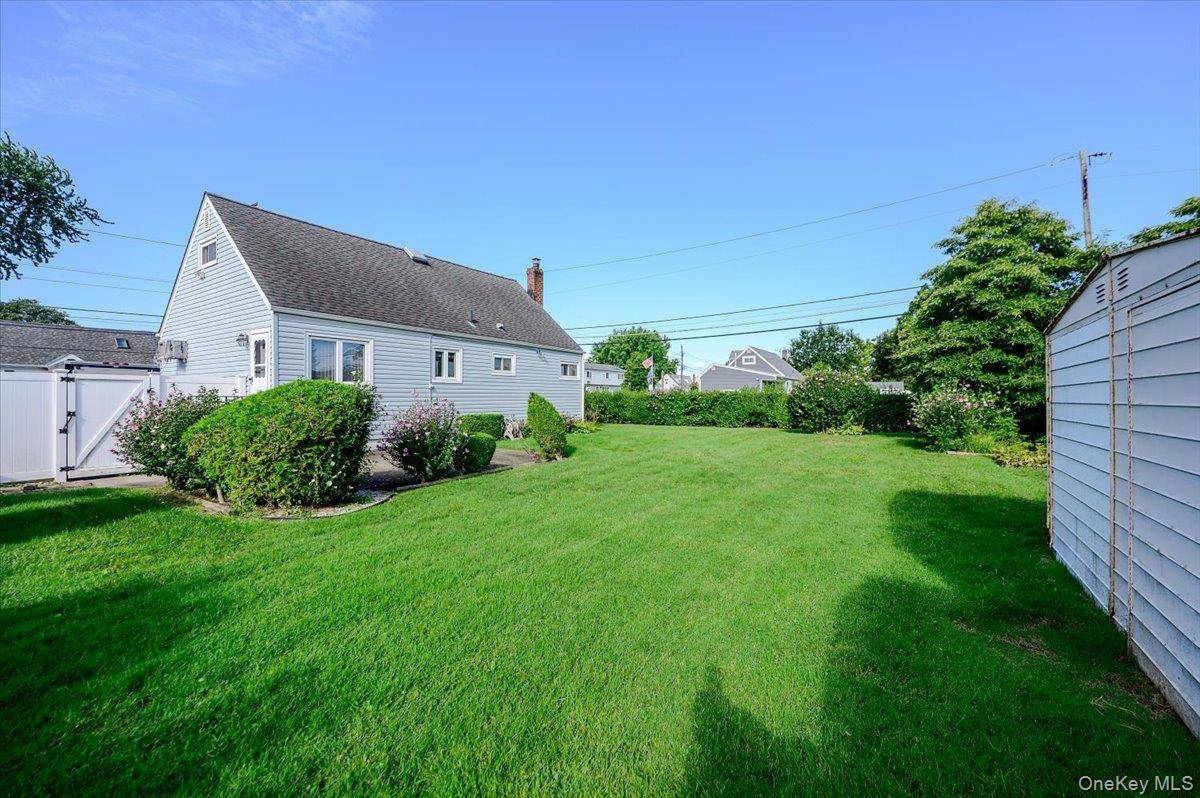 957 N Fulton AVE, Lindenhurst, NY 11757