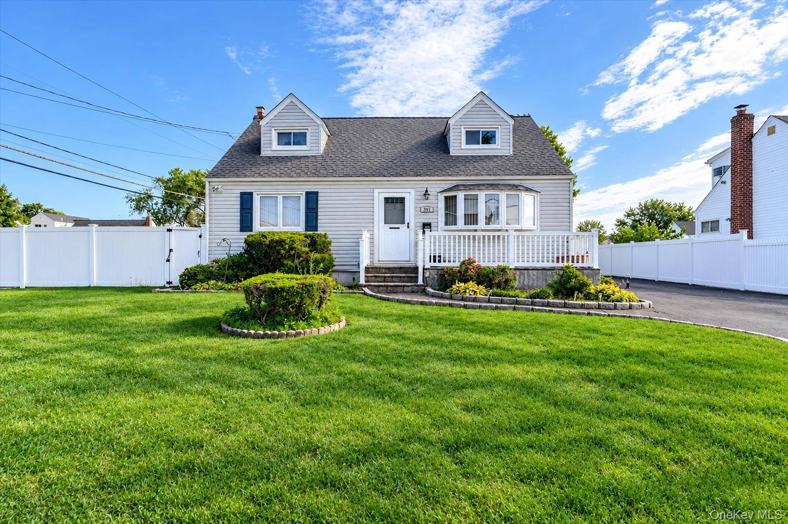 957 N Fulton AVE, Lindenhurst, NY 11757