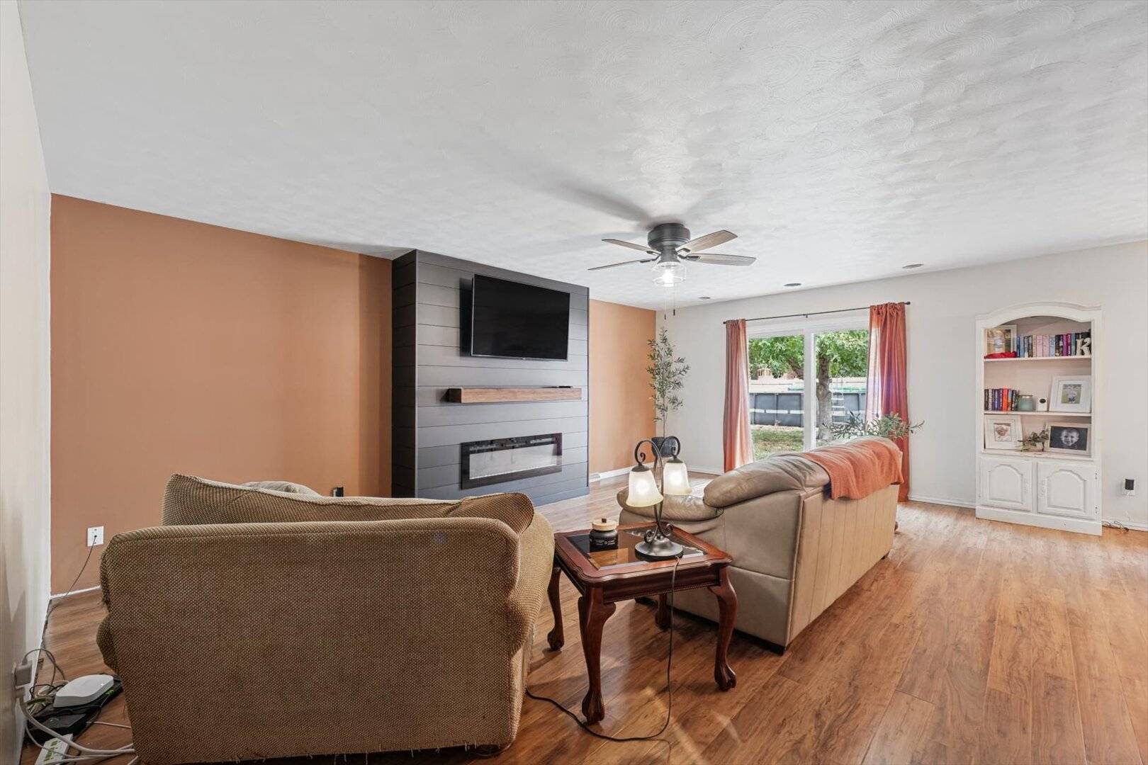 4 Cherry LN, Villa Grove, IL 61956