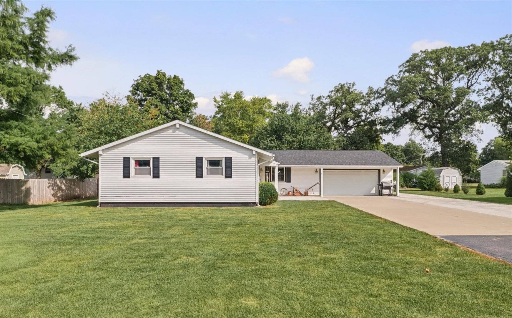 4 Cherry LN, Villa Grove, IL 61956