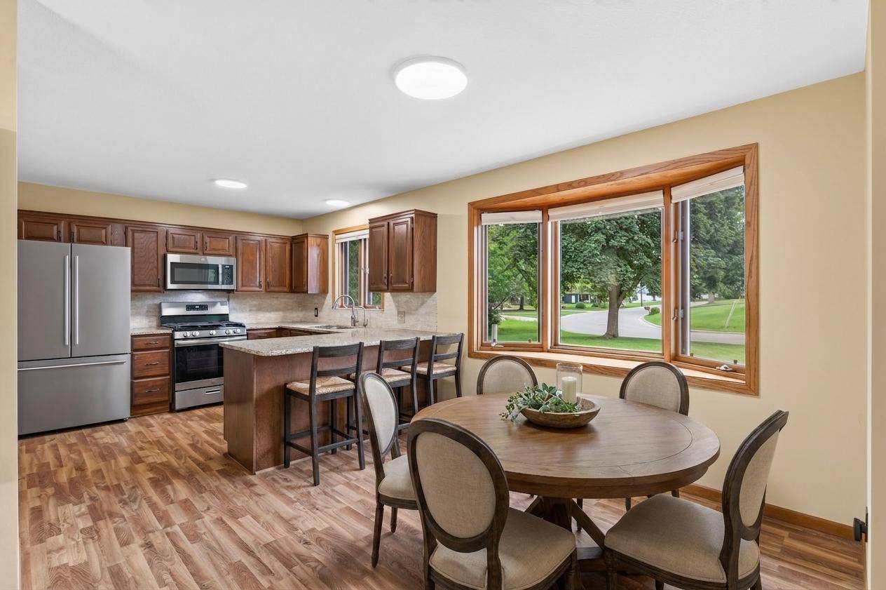 7712 Riverdale DR N, Brooklyn Park, MN 55444