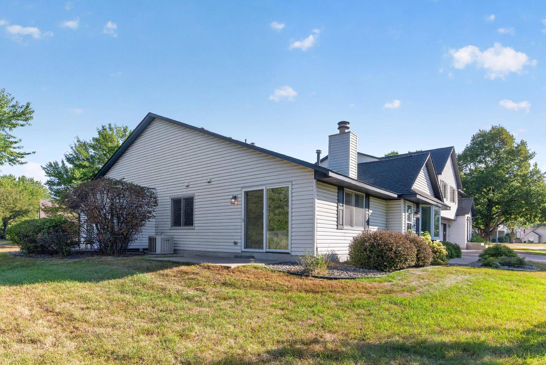 3630 Gershwin LN N, Oakdale, MN 55128