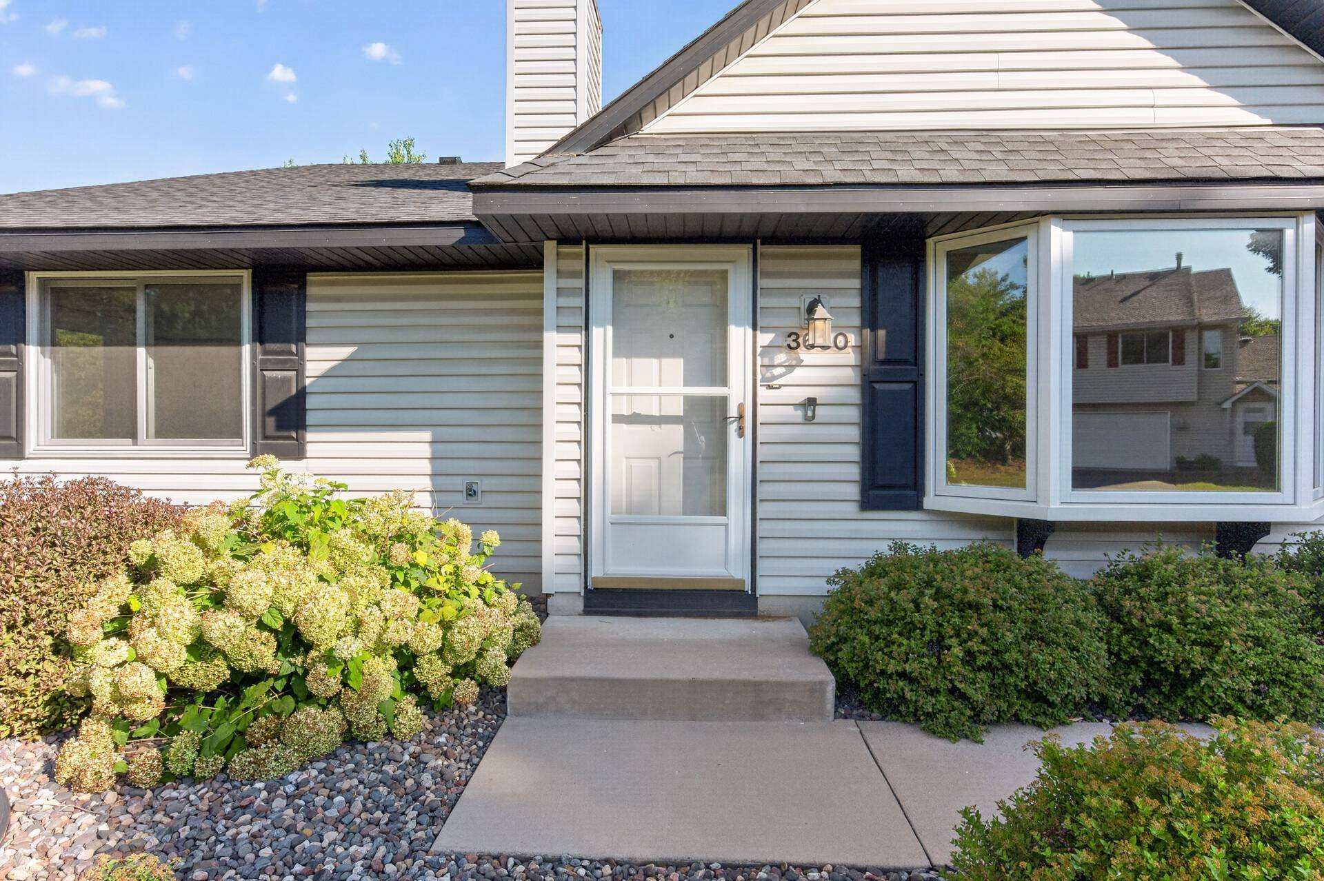 3630 Gershwin LN N, Oakdale, MN 55128