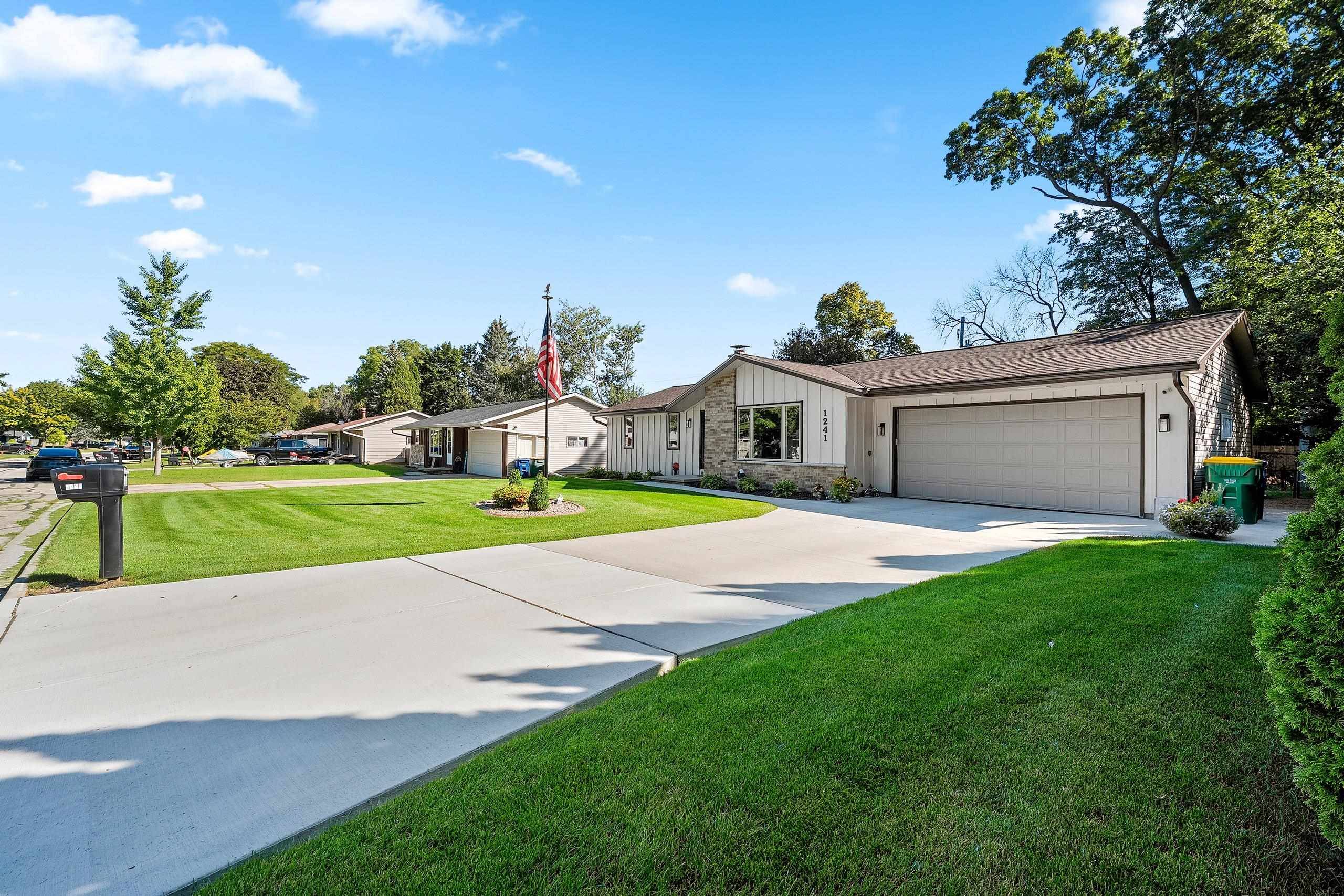 1241 DELRAY DR, Green Bay, WI 54304-1446