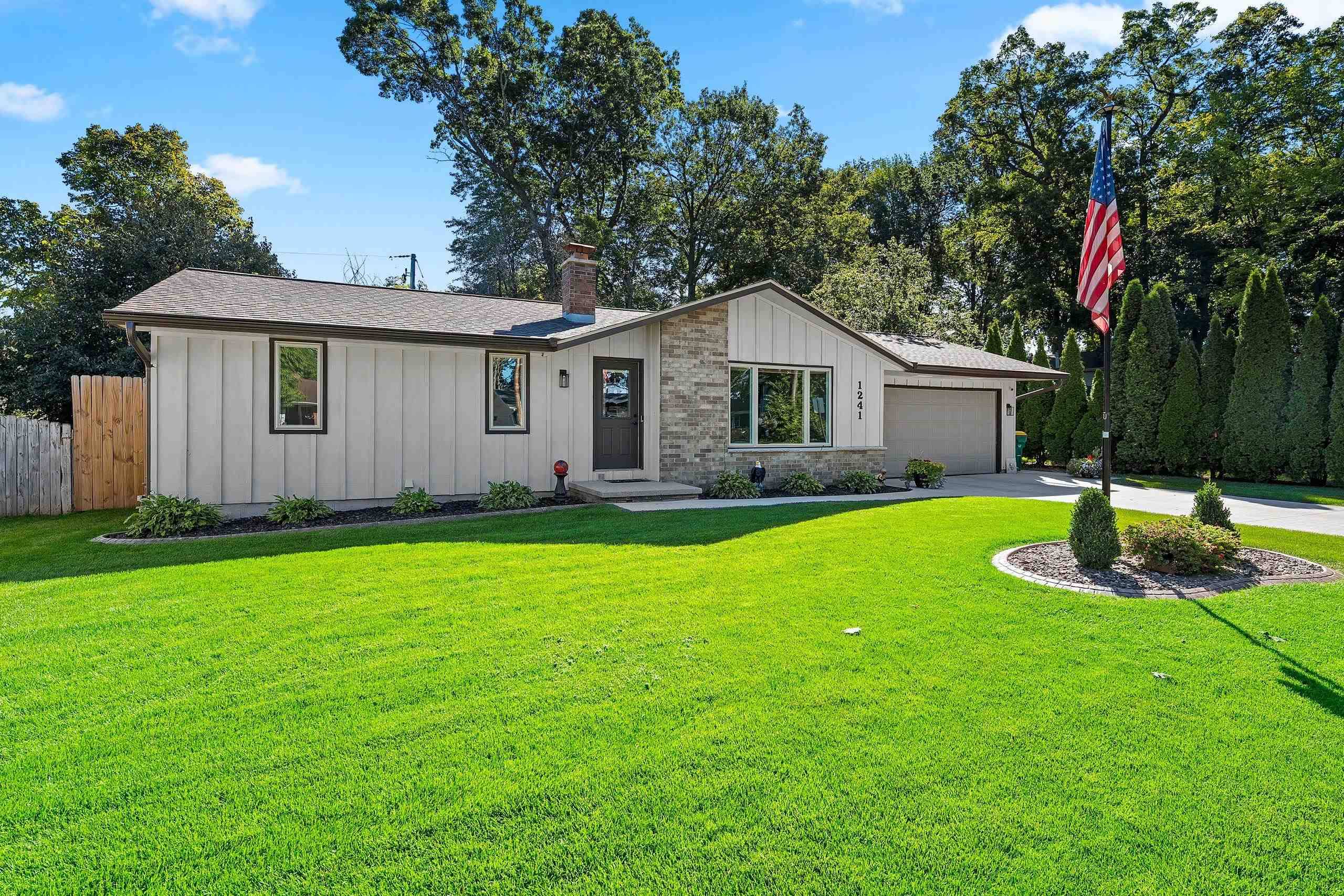 1241 DELRAY DR, Green Bay, WI 54304-1446