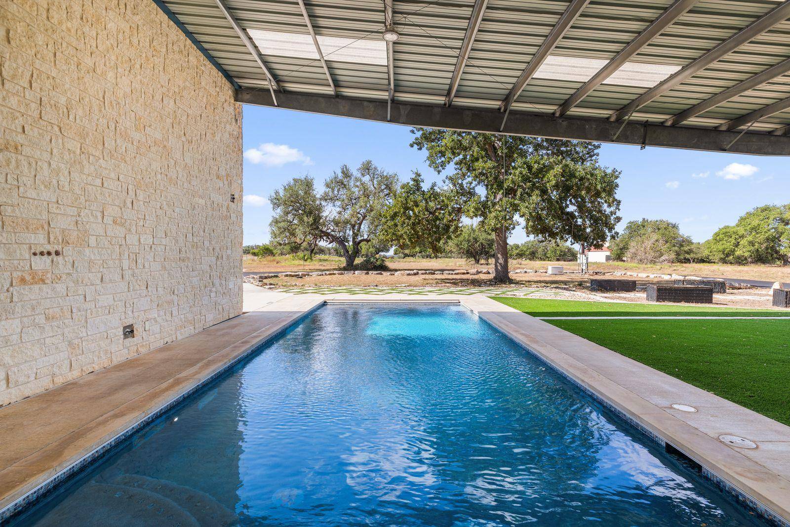 131 S Tailwind DR, Blanco, TX 78606