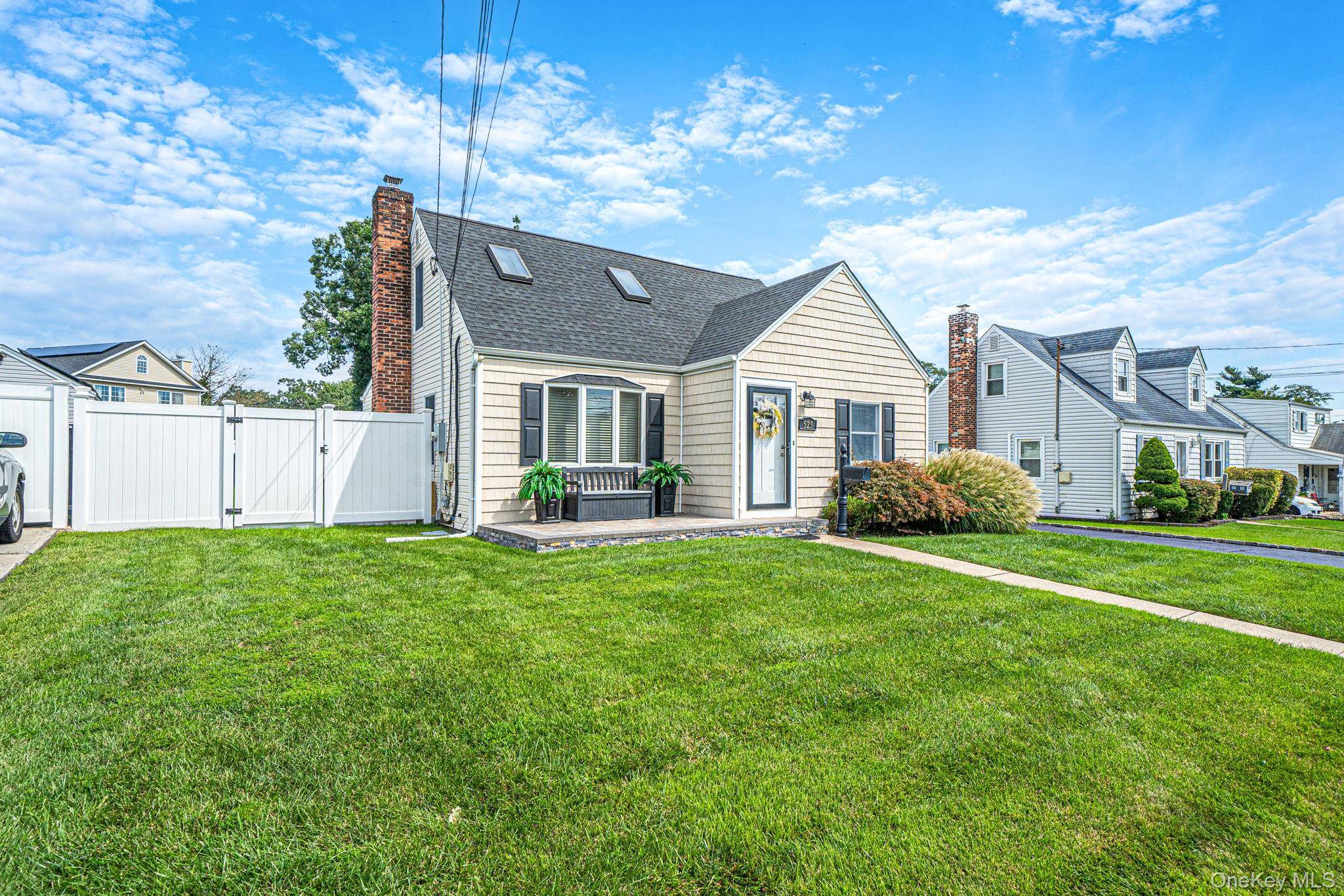 525 Secatogue AVE, Farmingdale, NY 11735