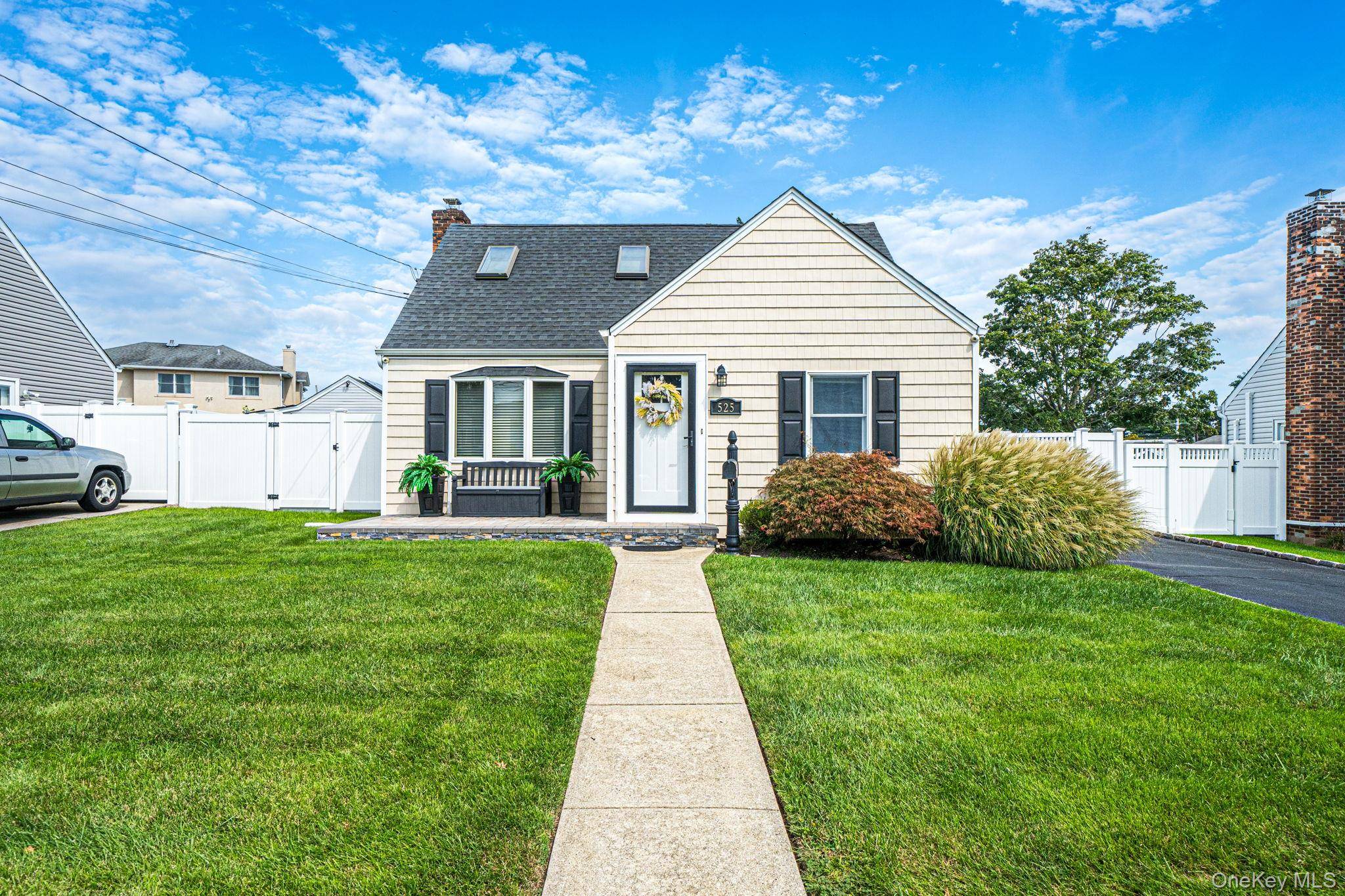 525 Secatogue AVE, Farmingdale, NY 11735