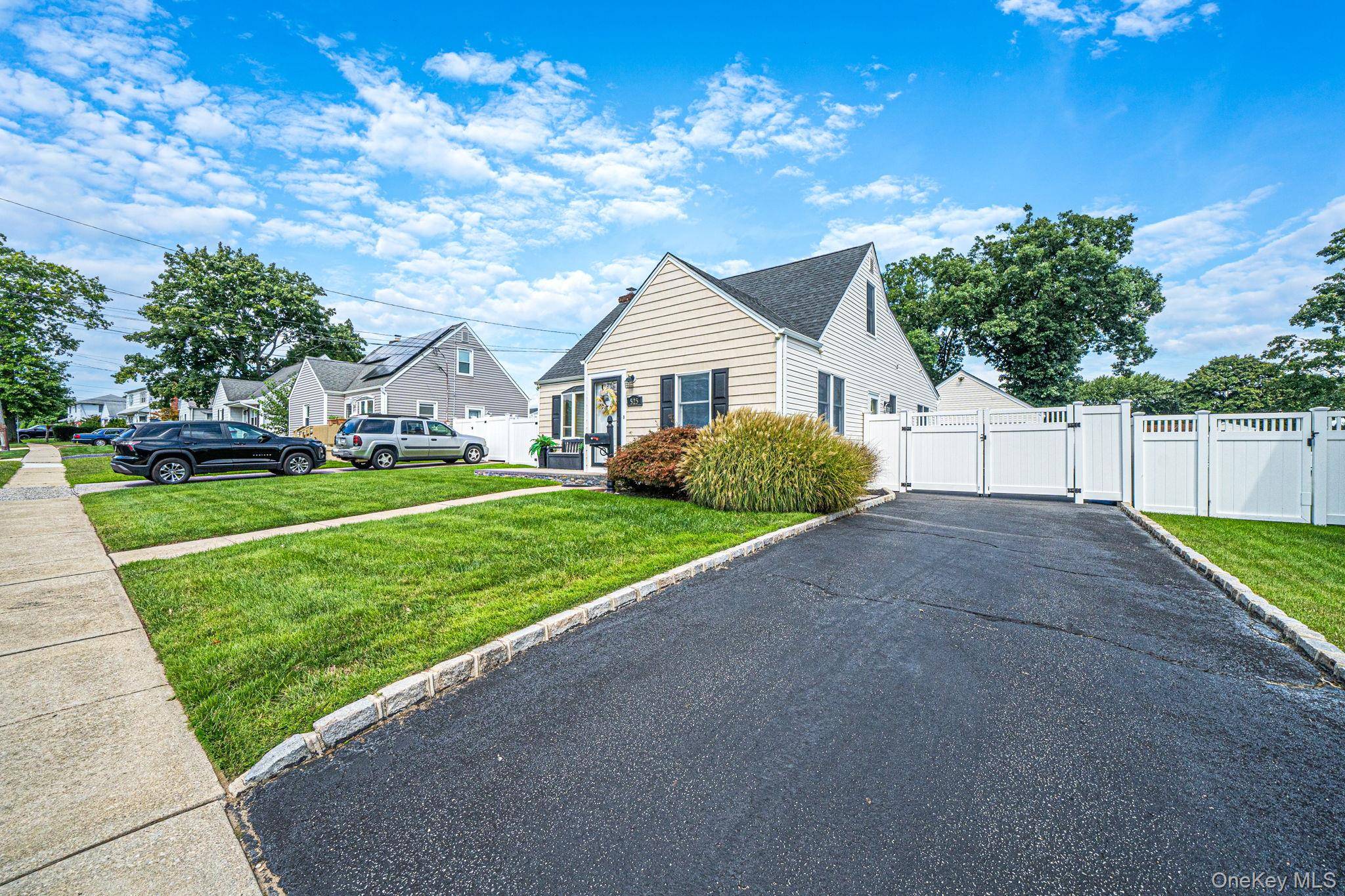 525 Secatogue AVE, Farmingdale, NY 11735