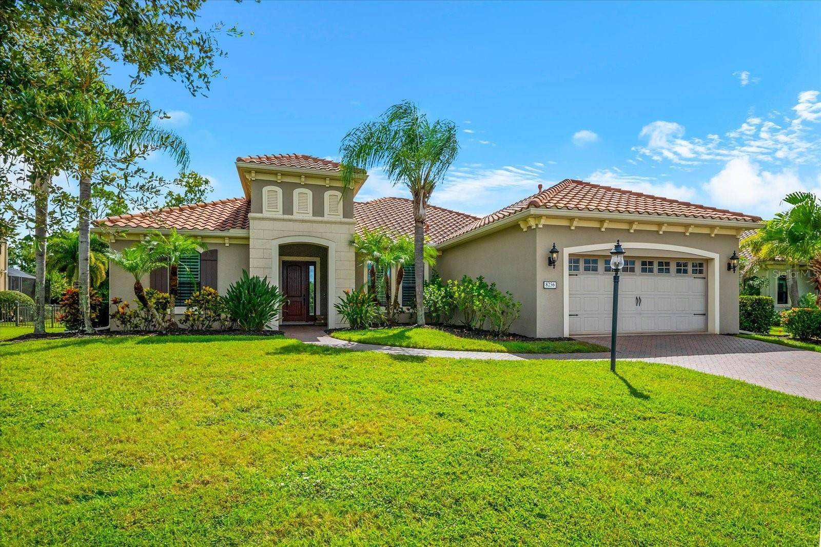 8256 LARKSPUR CIR, Sarasota, FL 34241
