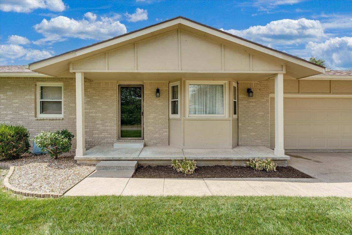 1105 N Hazelwood Ln, Wichita, KS 67212