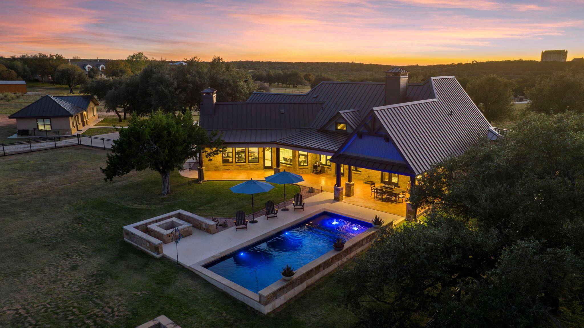 901 Crown LN, Burnet, TX 78611