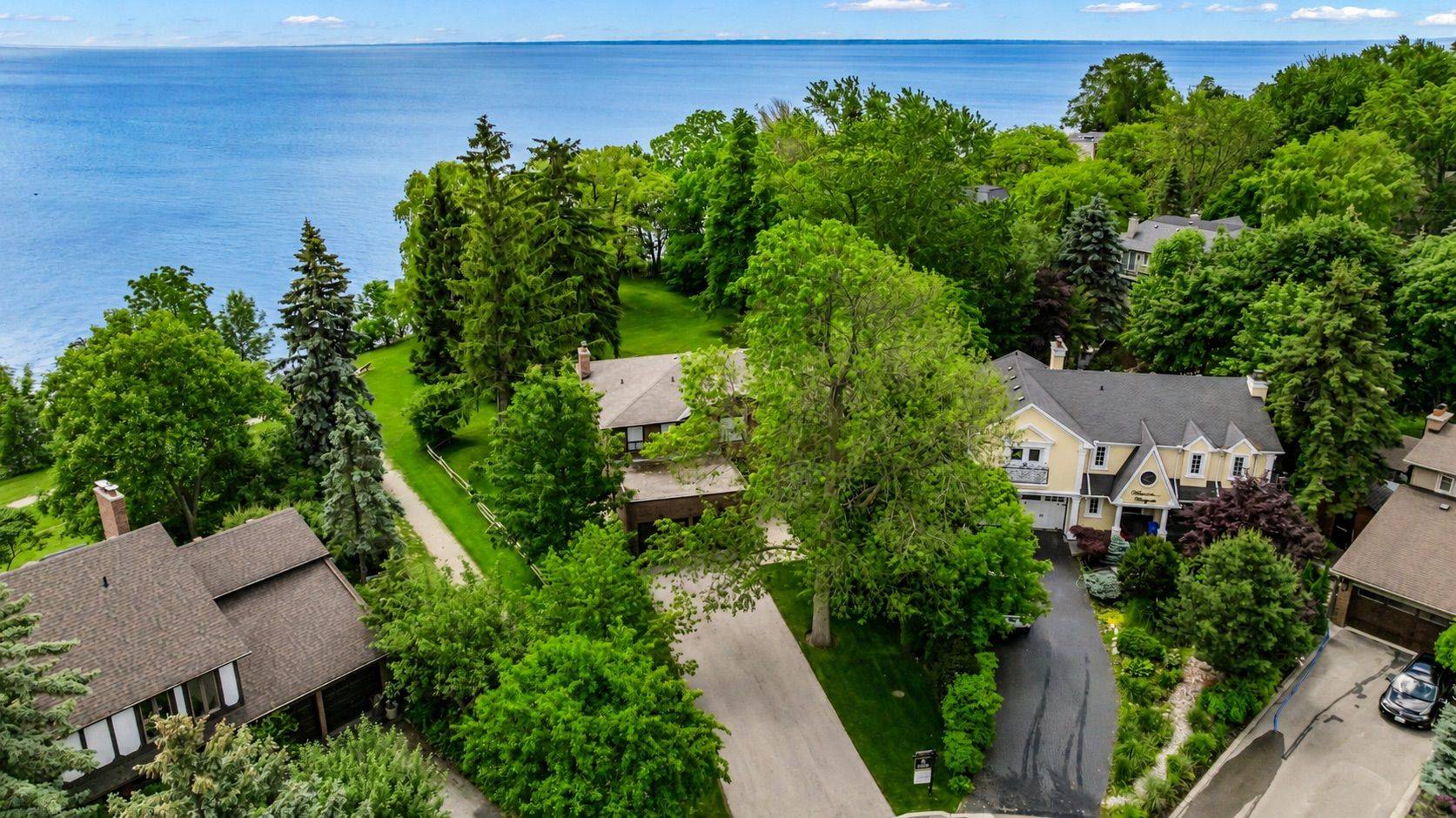 20 Arkendo DR, Oakville, ON L6J 5T9