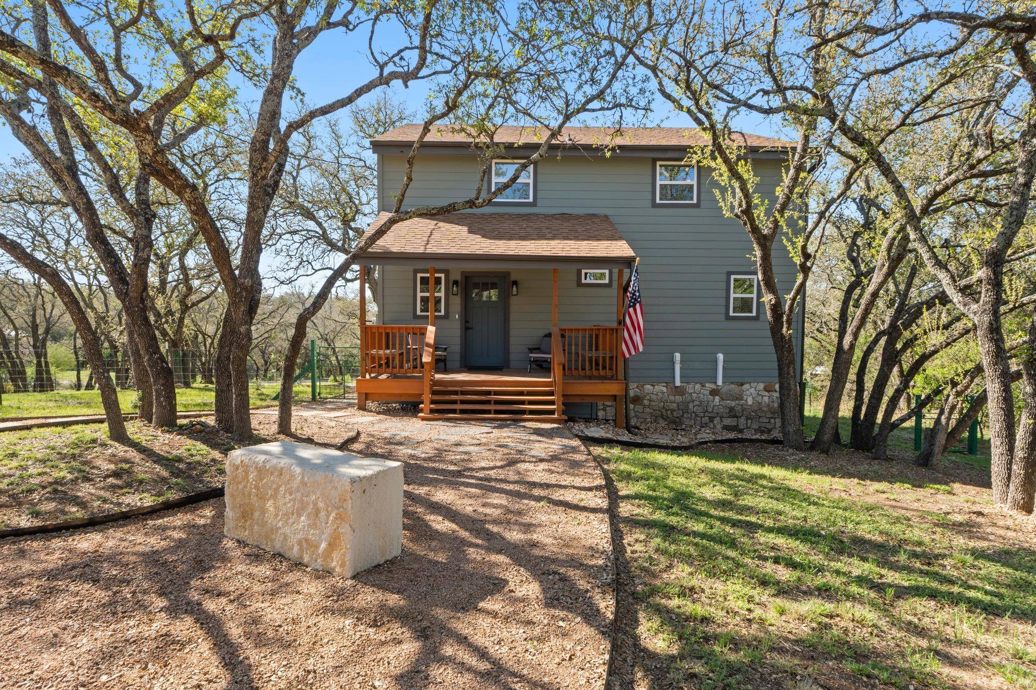 205 Shadows DR, Spicewood, TX 78669