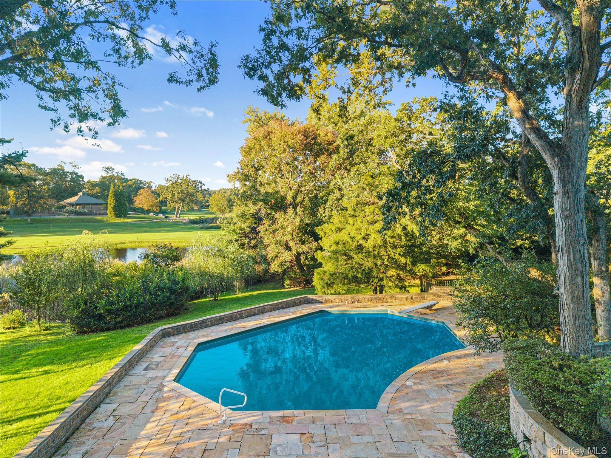 11 Oak LN, Larchmont, NY 10538