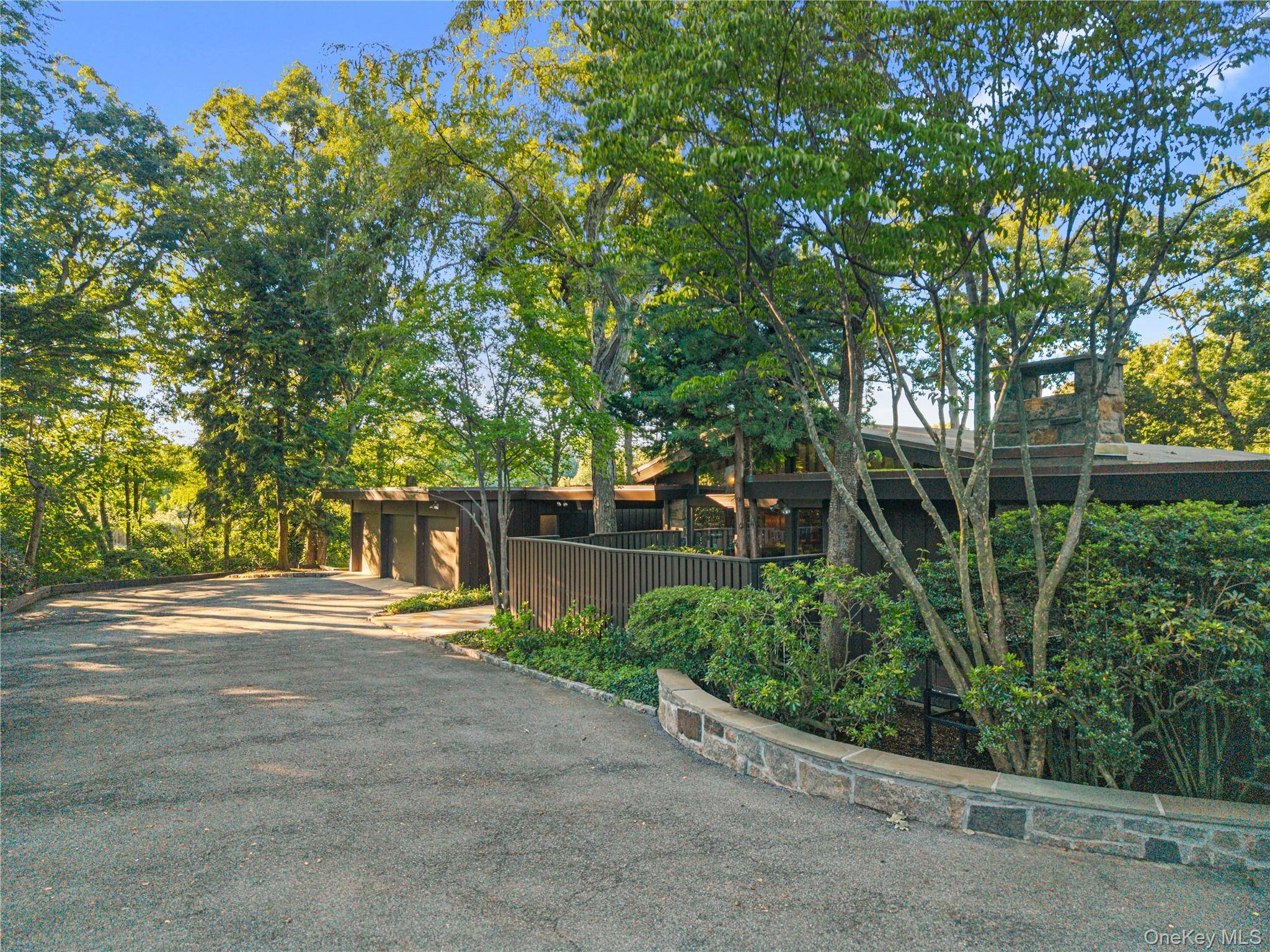 11 Oak LN, Larchmont, NY 10538