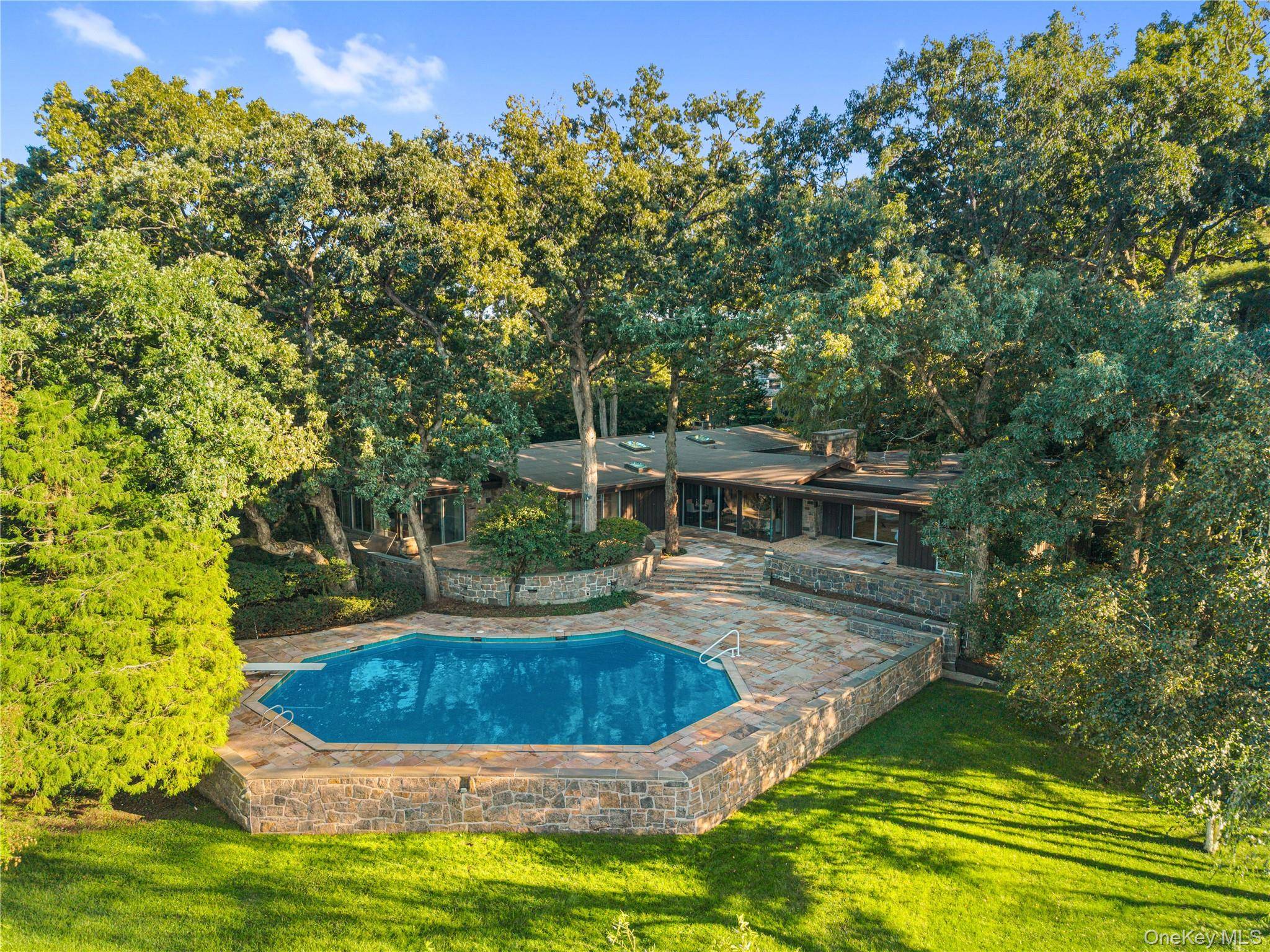 11 Oak LN, Larchmont, NY 10538
