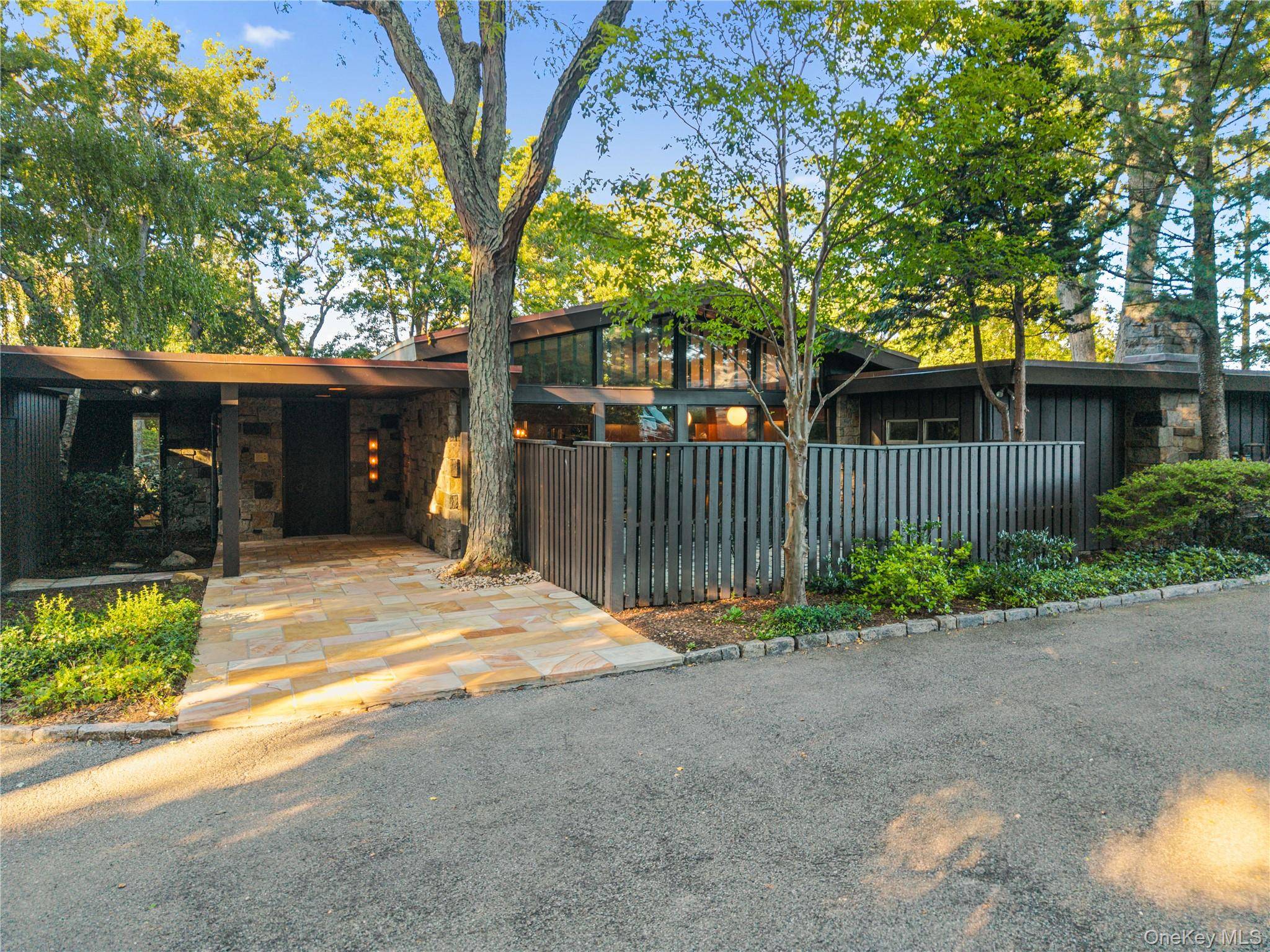 11 Oak LN, Larchmont, NY 10538