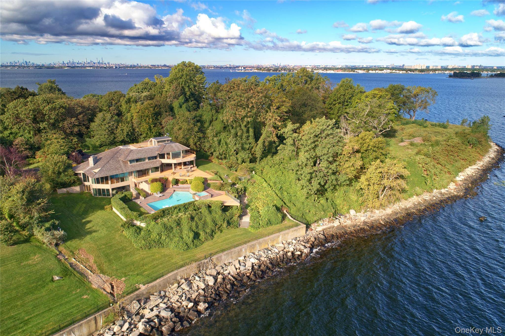 15 Gatsby LN, Great Neck, NY 11024