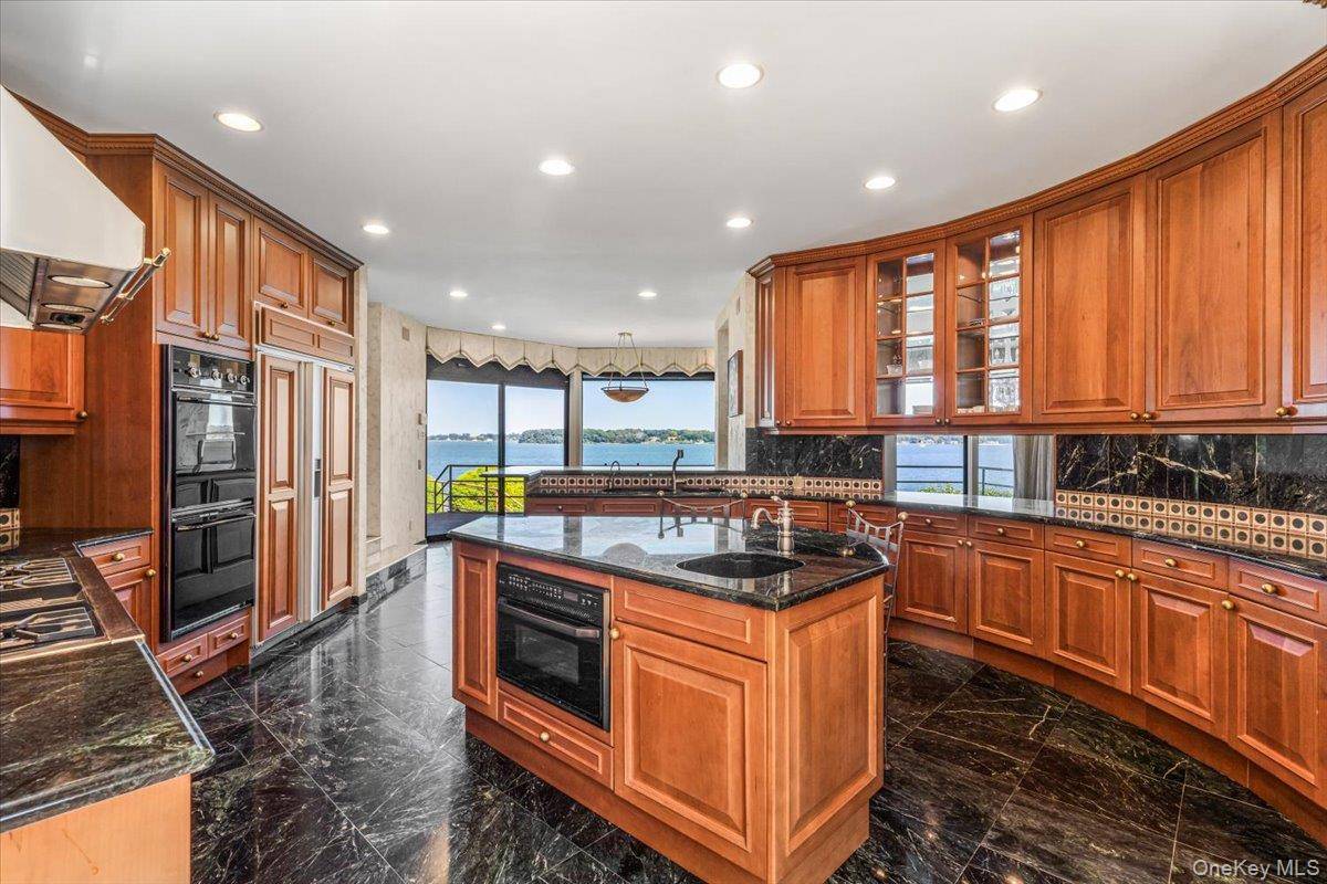 15 Gatsby LN, Great Neck, NY 11024