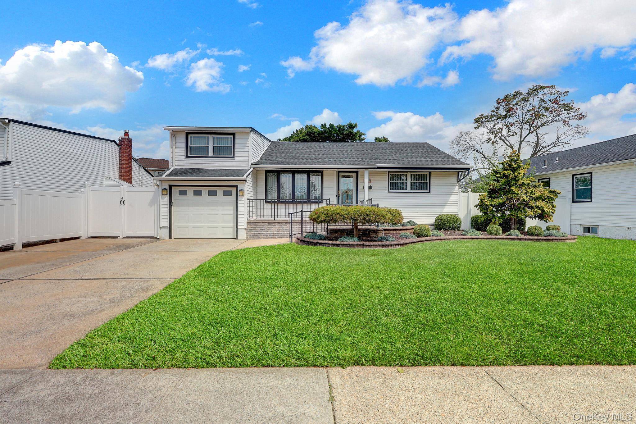 148 S Dean ST, Hicksville, NY 11801