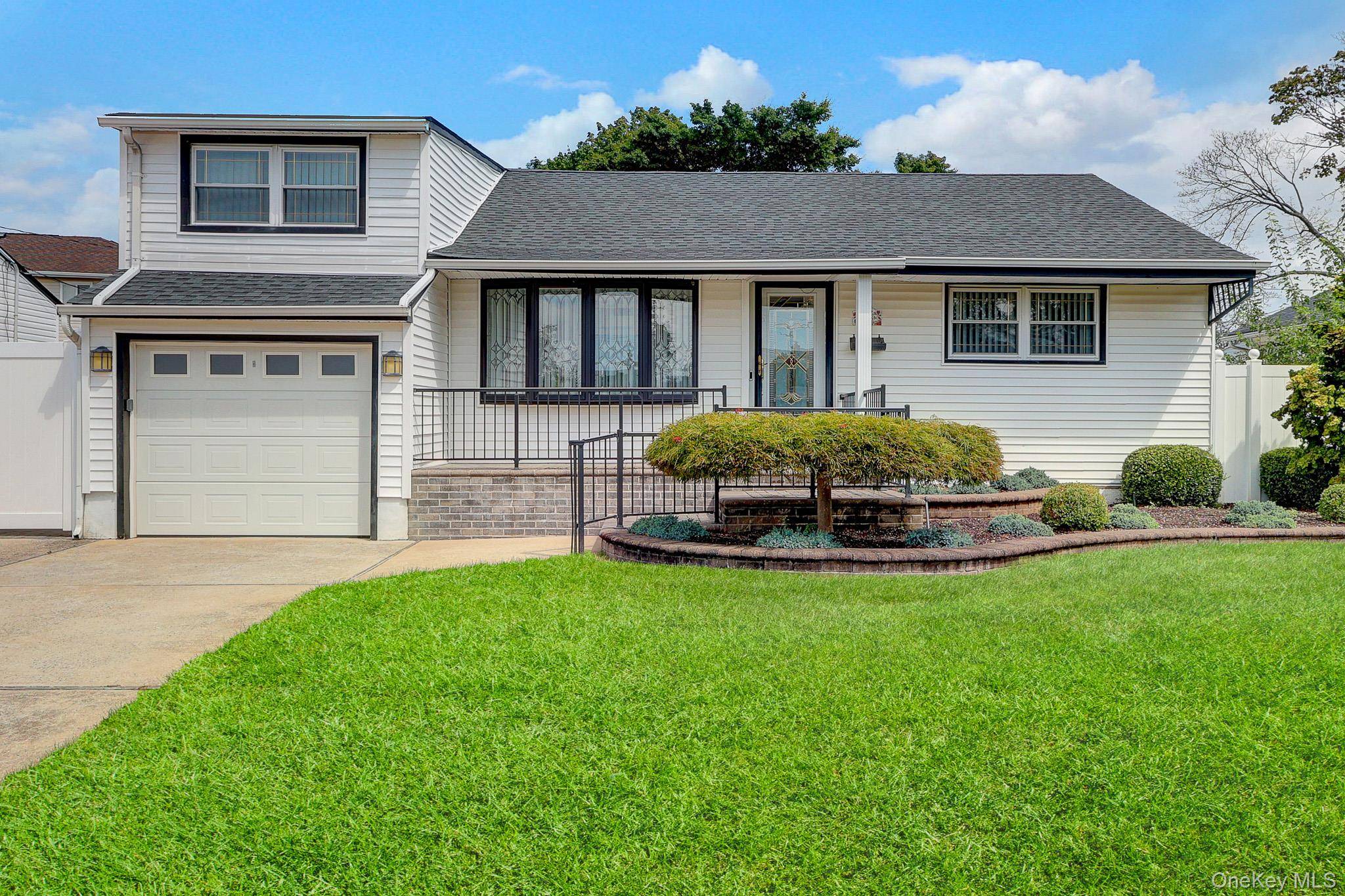 148 S Dean ST, Hicksville, NY 11801