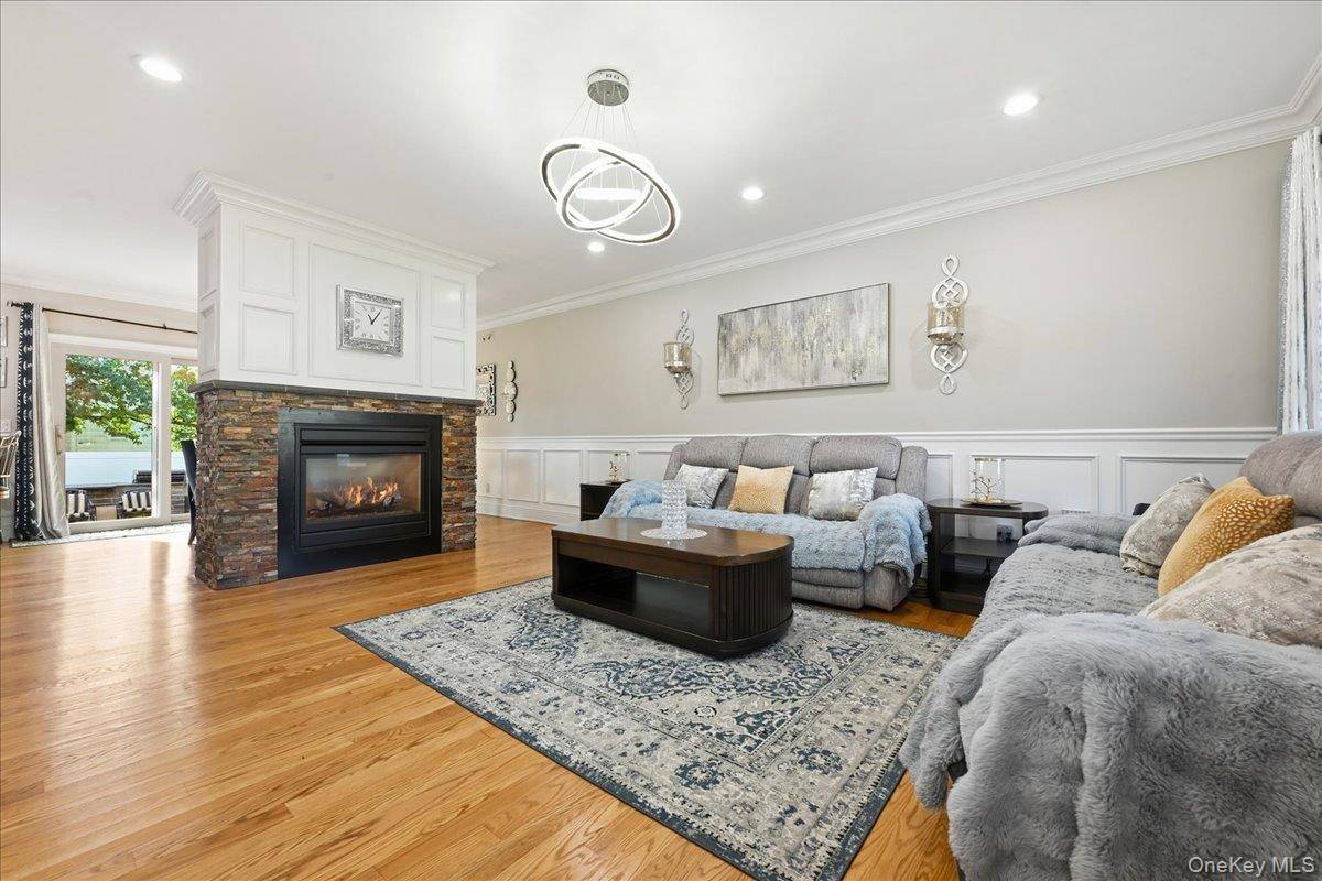 136 Oak ST, Deer Park, NY 11729
