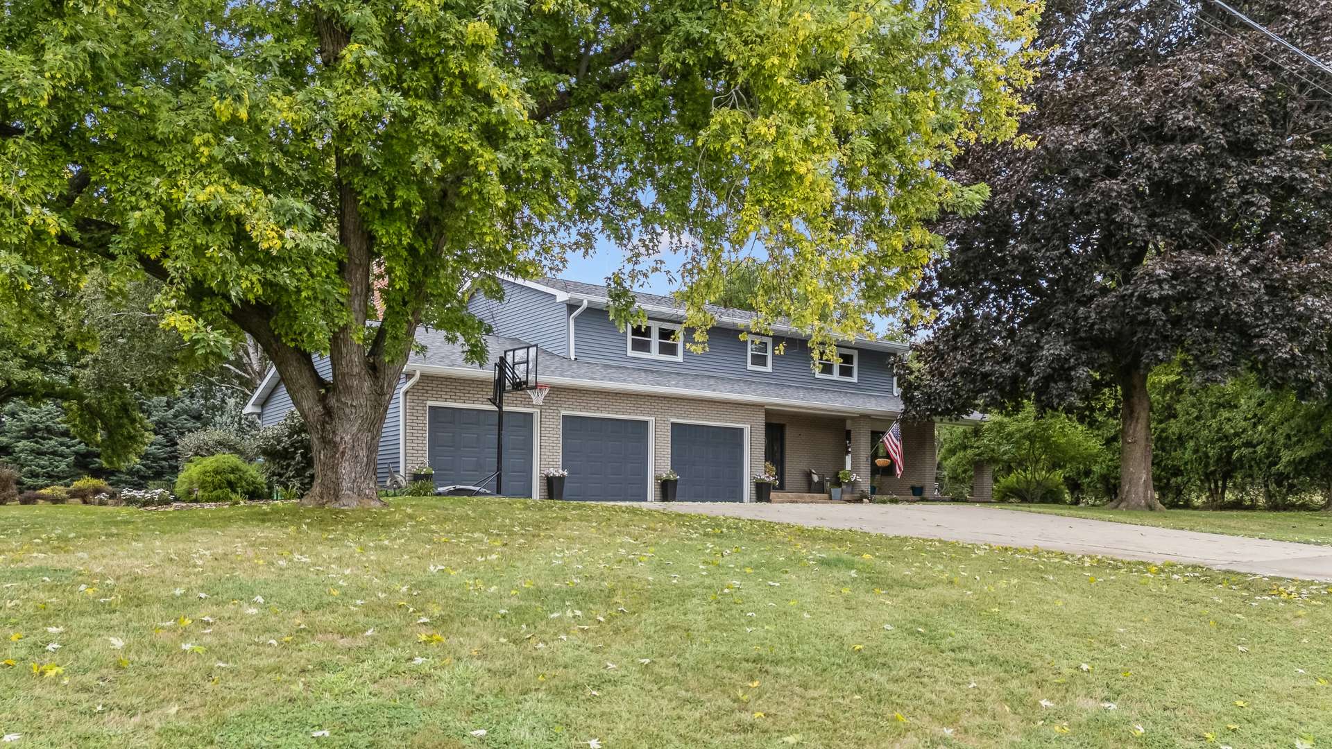 4200 Tanglewood RD, Bettendorf, IA 52722