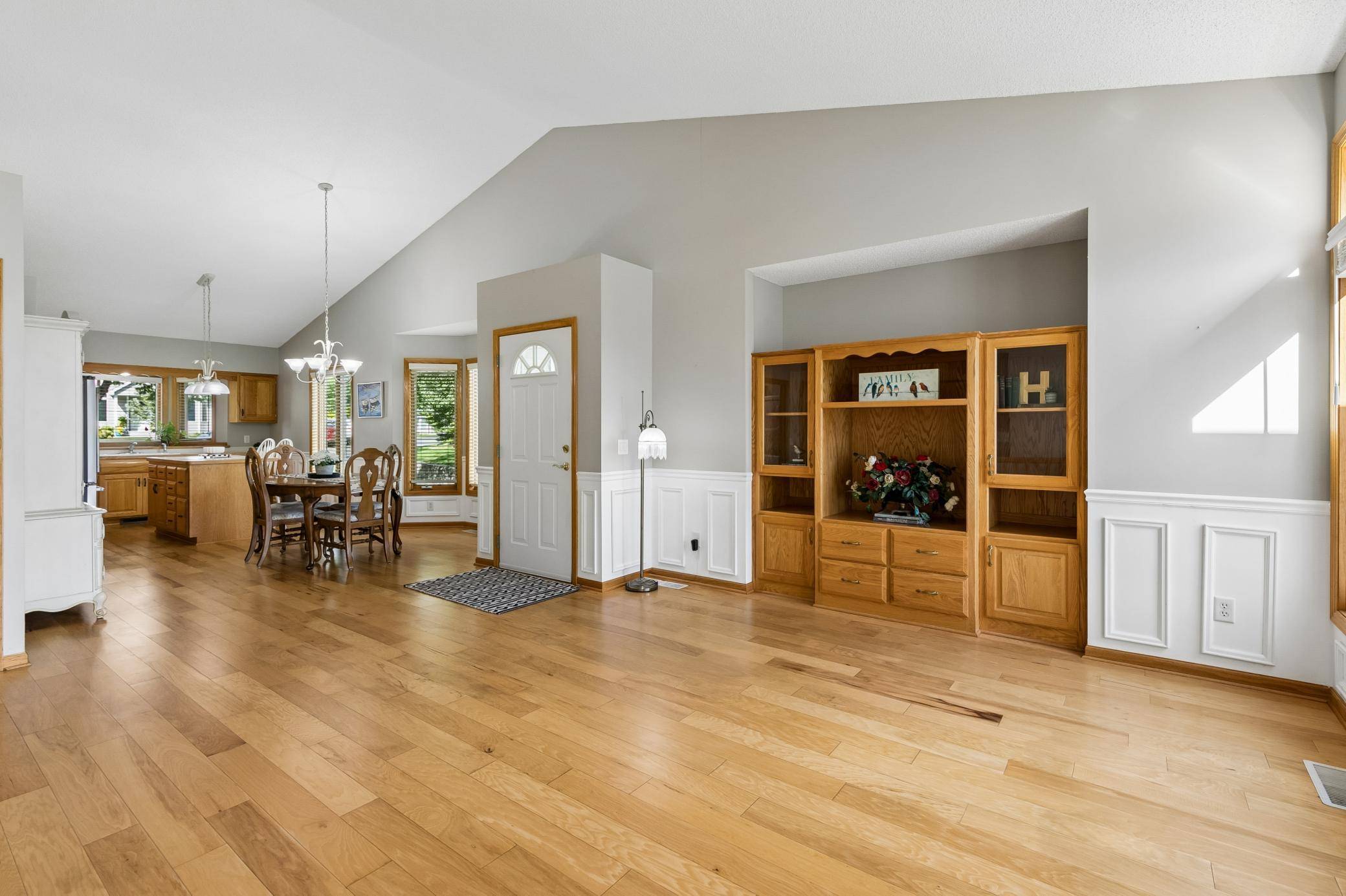 14374 Peninsula Point DR, Savage, MN 55378