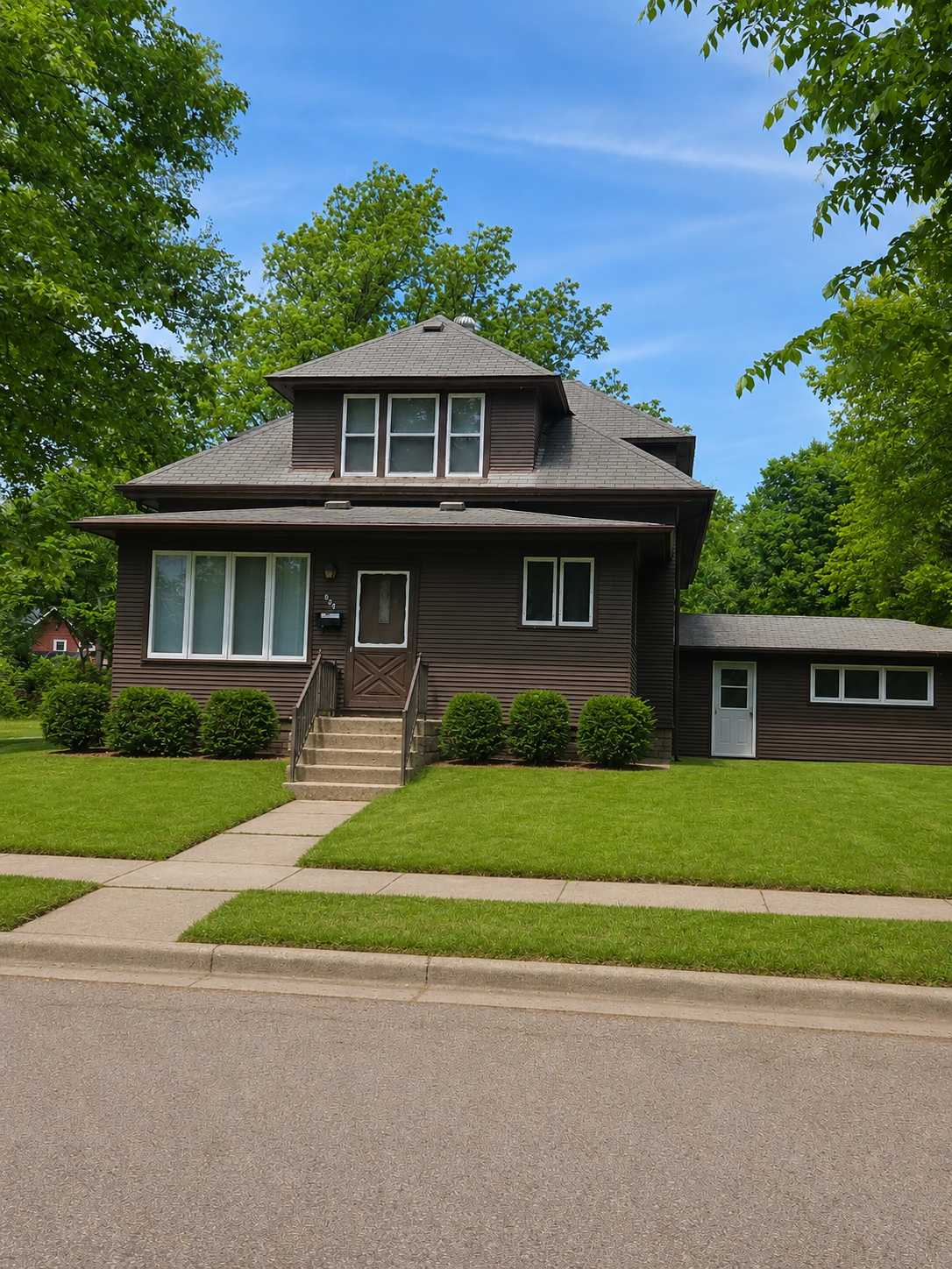 824 4th ST SE, Willmar, MN 56201