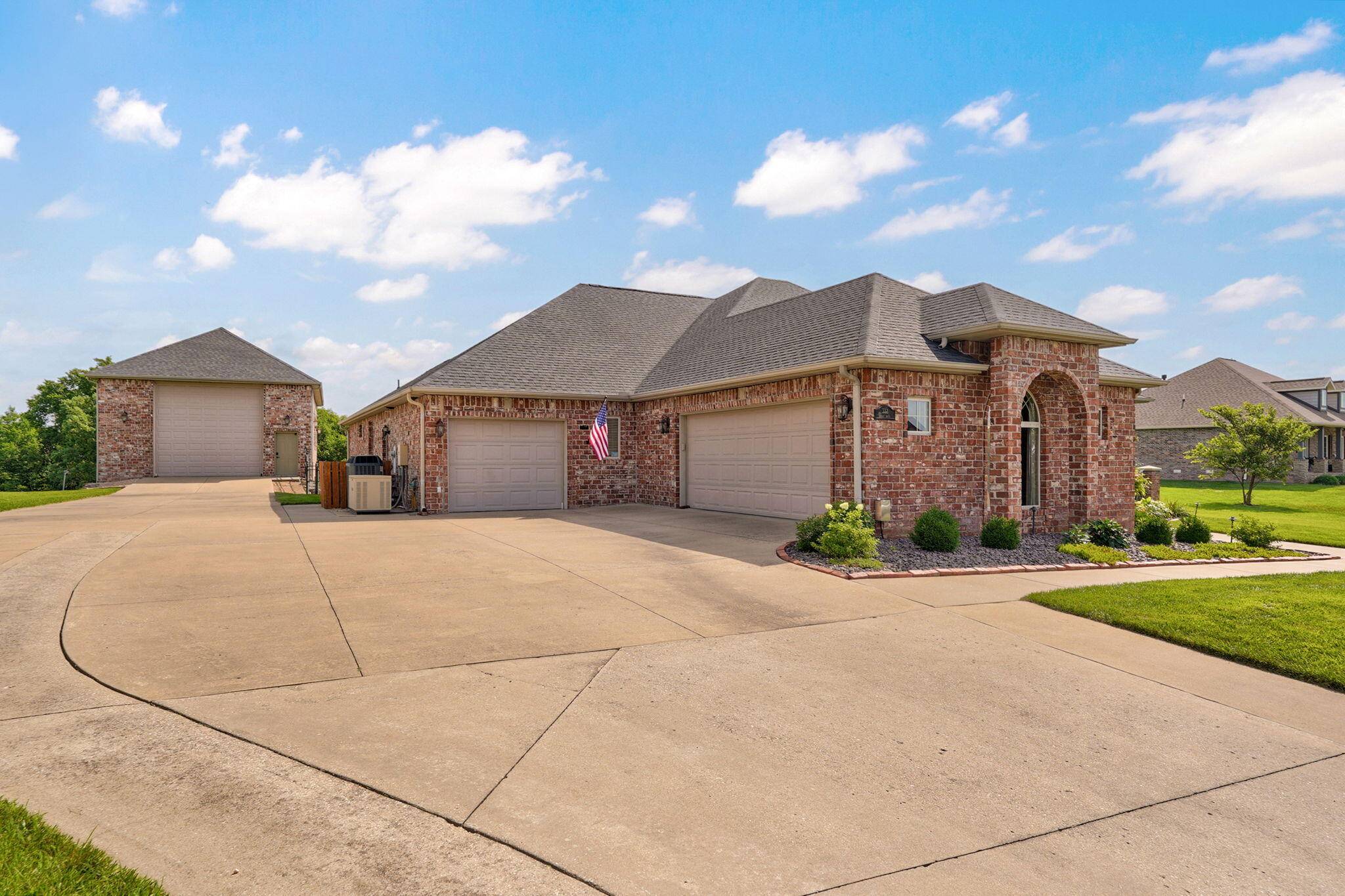 332 Sunset DR, Saddlebrooke, MO 65630