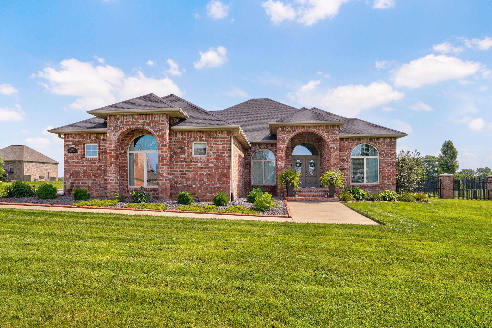 332 Sunset DR, Saddlebrooke, MO 65630