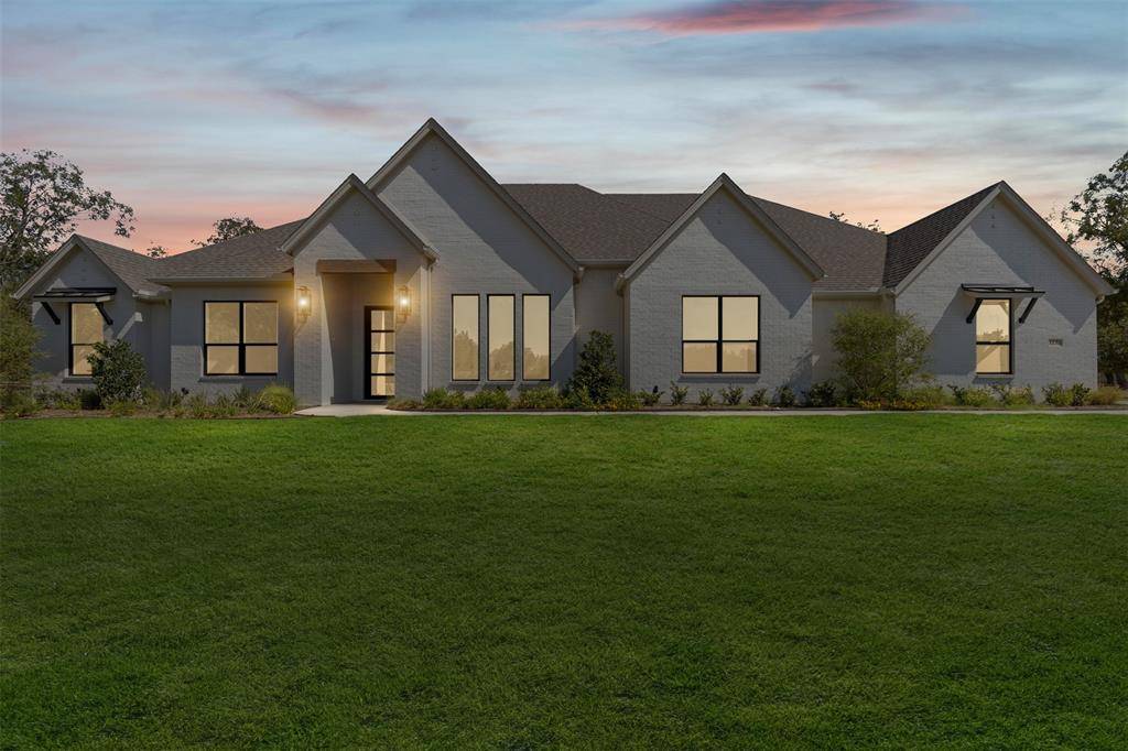 1130 E Landings N, Granbury, TX 76049