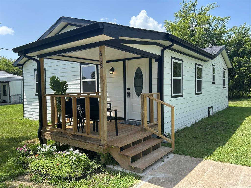 615 Smith Circle, Point, TX 75472