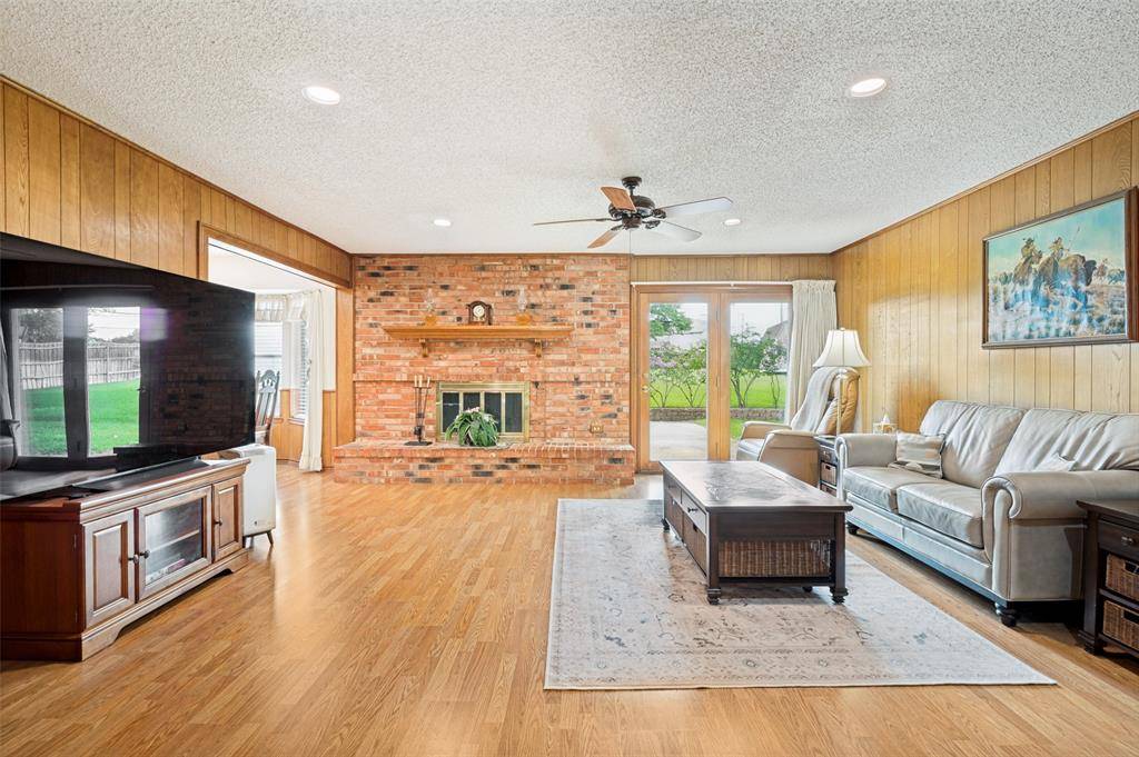 607 N Parkridge Drive, Mansfield, TX 76063